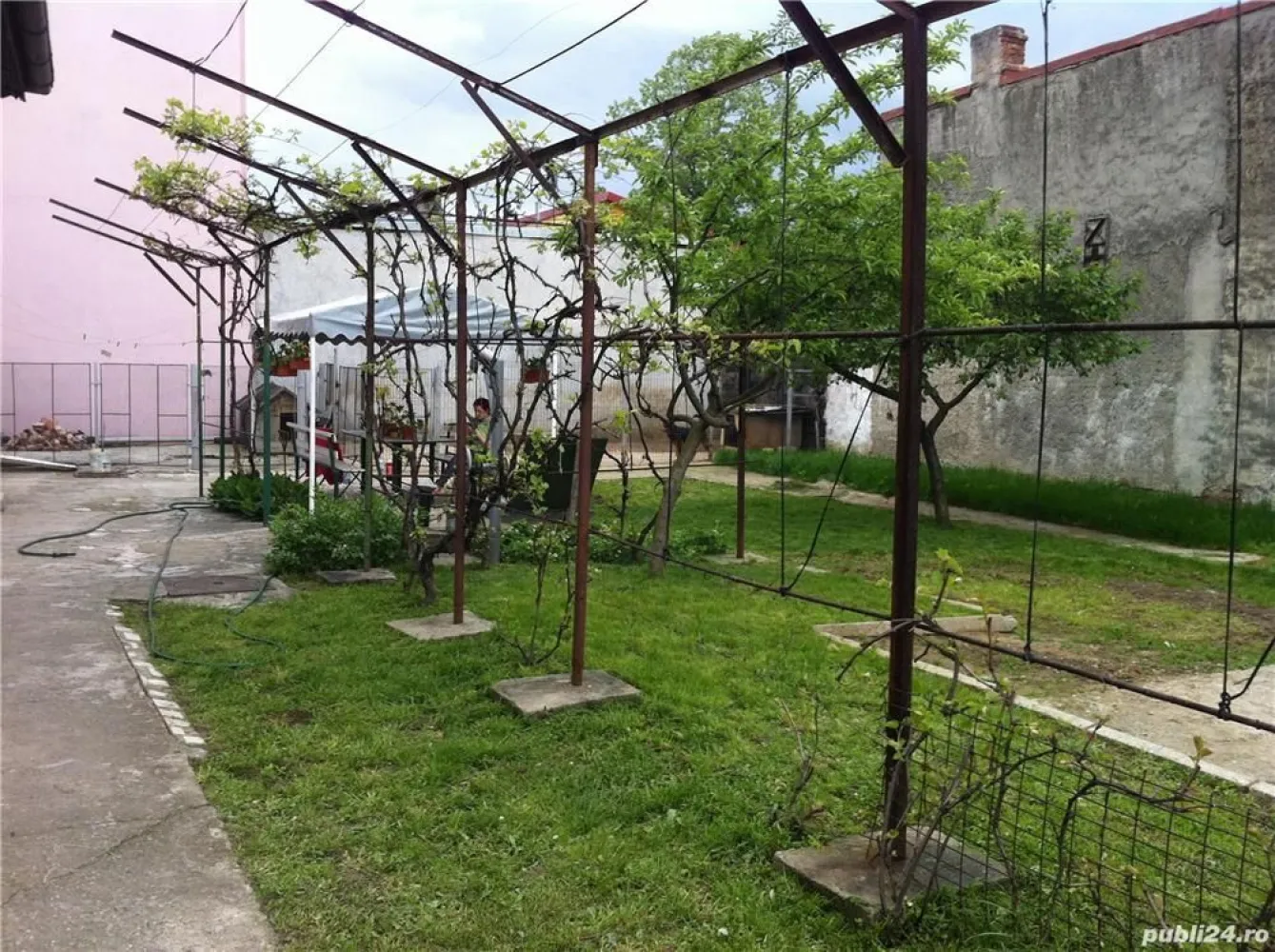 Sos Chitilei teren+casa 500 mp - Șoseaua Chitilei - Str Godeanu - Maica Teofana - vis-a-vis Leroy Merlin - Carrefour - Colosseum Mall 
Vand teren 500 mp ,deschidere 20 Mp ,toate utilitățile(apa,canalizare,electricitate,gaze)
Casa veche demolabila 
Pretabil case cuplate sau bloc apartamente
350 euro/mp