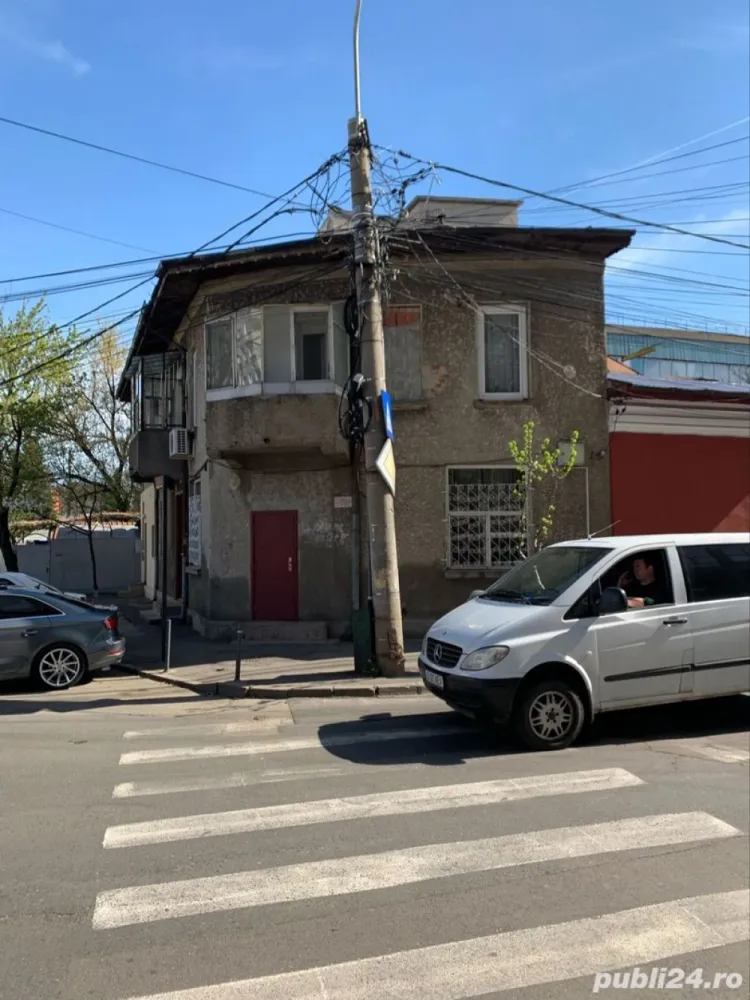 Casa de vanzare Baba Novac Dristor - Casă de vânzare suprafață utilă 88mp, curte mică cu grătar, magazie și beci pentru depozitare.
- Parter: 3 camere, 1 bucatarie, 1 baie si 1 debara
- Etaj: 2 camere, 1 baie, 1 balcon individual și 1 balcon comun

Casa este amplasată în zona Baba Novac Dristor, foarte accesibilă, vis-a-vis de Clinica Gral Medical și Spitalul Oncofort:

- la 5 minute de Primăria Sectorului 3 și Scoala Gimnaziala nr. 80
- 3 minute până la prima benzinarie
- 5 minute până la stația de metrou Dristor
- 5 minute până la stația de tramvai Dudești
- 10 minute până la Bulevardul Unirii
- 10 minute până la Mall Vitan
- 15 minute până la Mall Park Lake
Numeroase magazine alimentare în zonă, unități bancare, unități medicale, farmacii, facilități (sală de fitness 1 minut).
Amplasarea locuinței este ideală și pentru investiții.

Pentru mai multe detalii sau poze, puteți sa îmi lăsați mesaj aici sau să mă contactați la numărul de telefon din anunț:
