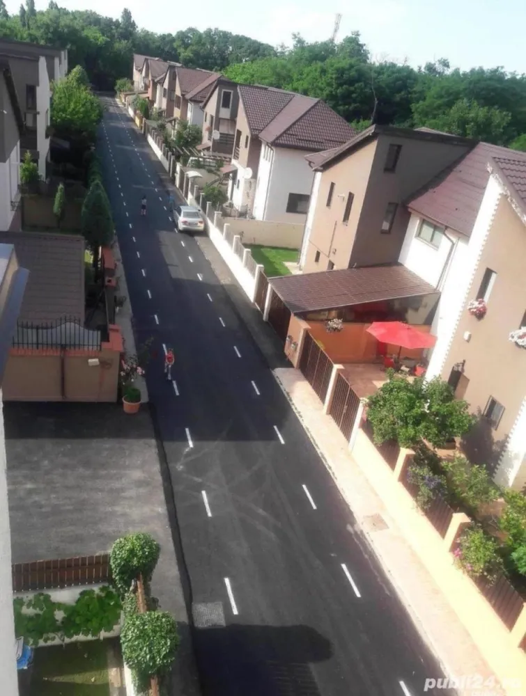 Prelungirea Ghencea - vila 5 camere - Prelungirea Ghencea (sere), Bucuresti sector 6, semi stradal. Strada privata, poze reale
Incalzire in pardoaeala, centrala noua. 
Toate utilitatile: canalizare, Apa Nova. Constructie 2010.
Parter: hol, living, dormitor, grup sanitar, bucatarie inchisa, terasa.
Etaj : 3 dormitoare, 2 grupuri sanitare, 2 balcoane.
Pod inalt
Vedere Est- Vest direct in padurea de salcami, zona protejata.
Deosebit de civilizat si vecini linistiti. Casa sigura, caramida, plan structura respectat. Detalii telefonic