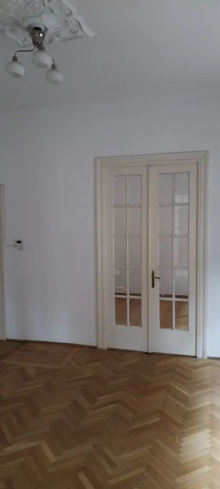 Sectorul 2 Bucuresti - Floreasca, vila 5 camere + dependinte (baie, bucatarie, camara, 2 grupuri sanitare, 204 mp, singur curte, garaj, pivnita, spalatorie, pod, incalzire centrala cu gaze/centrala proprie, la cheie.

Prefer sa fiu contactata direct de catre cumparator.