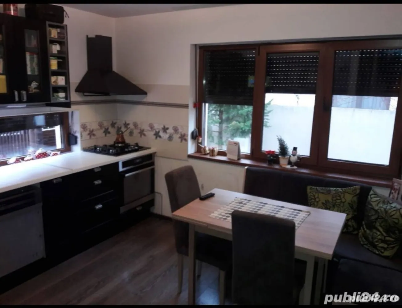 Prelungirea Ghencea - vila 5 camere - Prelungirea Ghencea (sere), Bucuresti sector 6, semi stradal. Strada privata, poze reale
Incalzire in pardoaeala, centrala noua. 
Toate utilitatile: canalizare, Apa Nova. Constructie 2010.
Parter: hol, living, dormitor, grup sanitar, bucatarie inchisa, terasa.
Etaj : 3 dormitoare, 2 grupuri sanitare, 2 balcoane.
Pod inalt
Vedere Est- Vest direct in padurea de salcami, zona protejata.
Deosebit de civilizat si vecini linistiti. Casa sigura, caramida, plan structura respectat. Detalii telefonic