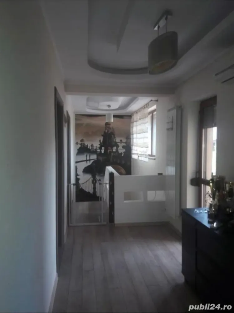 Prelungirea Ghencea - vila 5 camere - Prelungirea Ghencea (sere), Bucuresti sector 6, semi stradal. Strada privata, poze reale
Incalzire in pardoaeala, centrala noua. 
Toate utilitatile: canalizare, Apa Nova. Constructie 2010.
Parter: hol, living, dormitor, grup sanitar, bucatarie inchisa, terasa.
Etaj : 3 dormitoare, 2 grupuri sanitare, 2 balcoane.
Pod inalt
Vedere Est- Vest direct in padurea de salcami, zona protejata.
Deosebit de civilizat si vecini linistiti. Casa sigura, caramida, plan structura respectat. Detalii telefonic