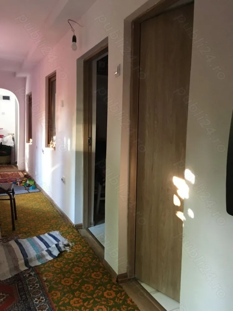 Casa Parc Bazilescu ,Bucurestii noi,poziție excelenta - Proprietar,vând casa 3 camere,1 baie,1 bucatarie,magazie,zona Bucurestii noi,strada Durau nr 109
Apa,gaz,canalizare .
Suprafata teren 241 m2.Foarte aproape de blv Bucurestii noi.
Trafic intens,pretabil mică afacere(cafenea,coafor).
Vis a vis este sala de sport.
Accept credit imobiliar.
Nu lucrez cu agenții imobiliare .