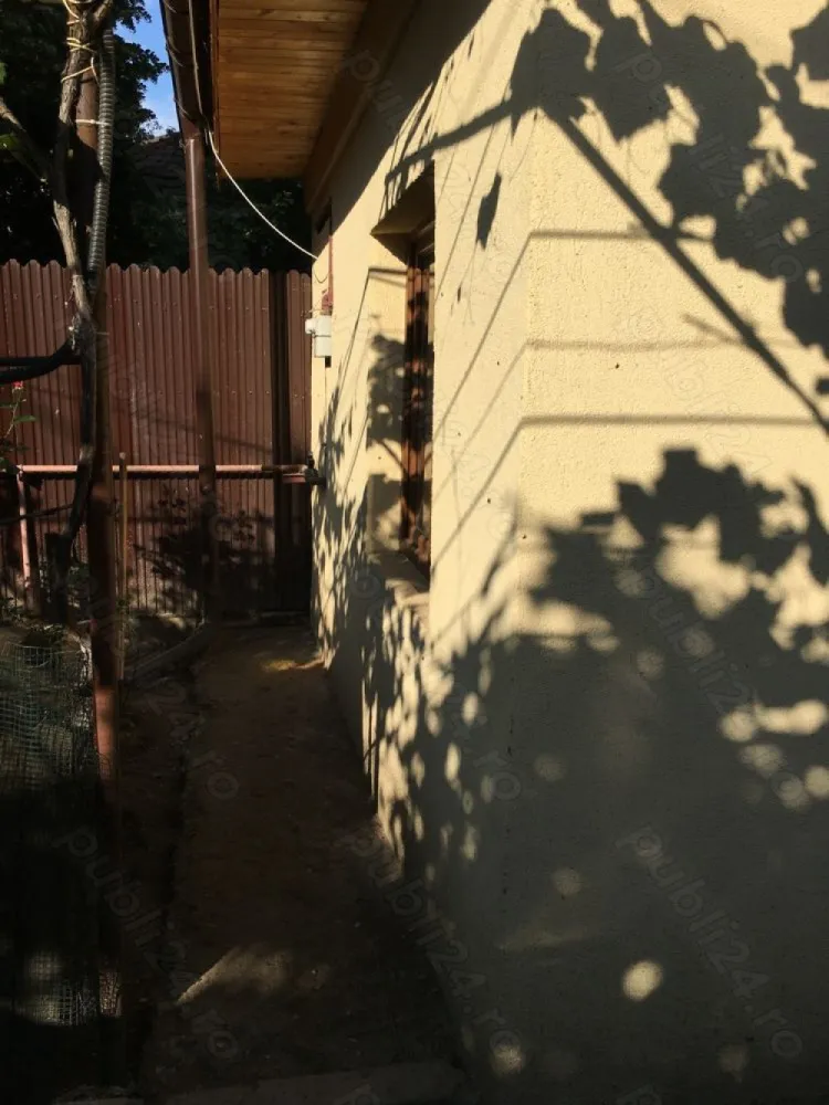 Casa Parc Bazilescu ,Bucurestii noi,poziție excelenta - Proprietar,vând casa 3 camere,1 baie,1 bucatarie,magazie,zona Bucurestii noi,strada Durau nr 109
Apa,gaz,canalizare .
Suprafata teren 241 m2.Foarte aproape de blv Bucurestii noi.
Trafic intens,pretabil mică afacere(cafenea,coafor).
Vis a vis este sala de sport.
Accept credit imobiliar.
Nu lucrez cu agenții imobiliare .