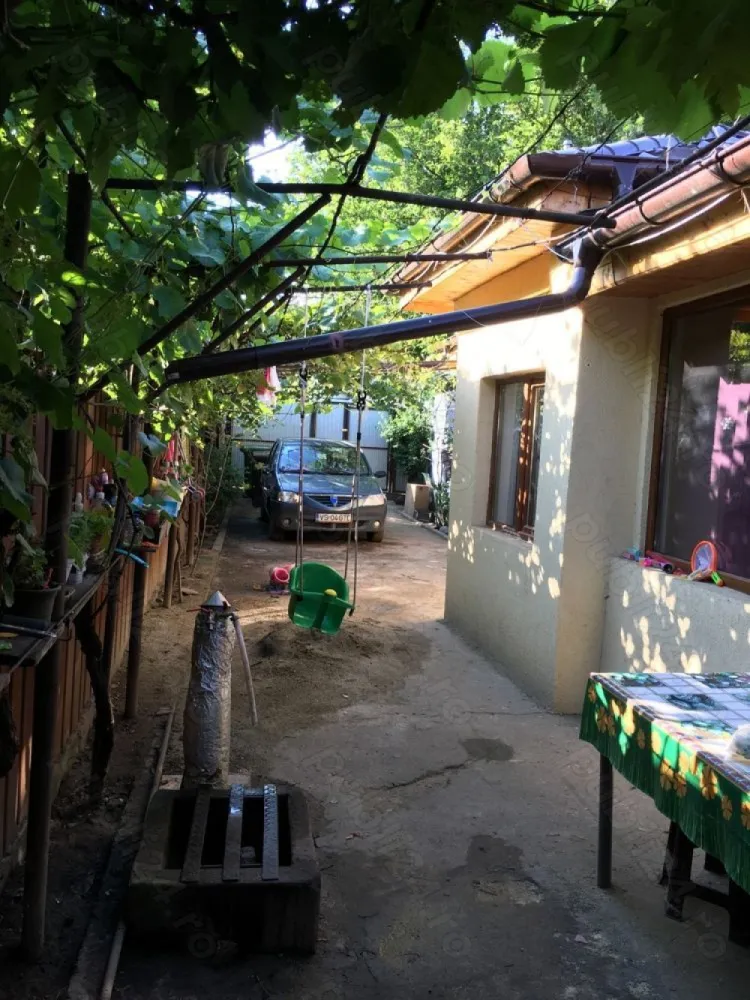 Casa Parc Bazilescu ,Bucurestii noi,poziție excelenta - Proprietar,vând casa 3 camere,1 baie,1 bucatarie,magazie,zona Bucurestii noi,strada Durau nr 109
Apa,gaz,canalizare .
Suprafata teren 241 m2.Foarte aproape de blv Bucurestii noi.
Trafic intens,pretabil mică afacere(cafenea,coafor).
Vis a vis este sala de sport.
Accept credit imobiliar.
Nu lucrez cu agenții imobiliare .