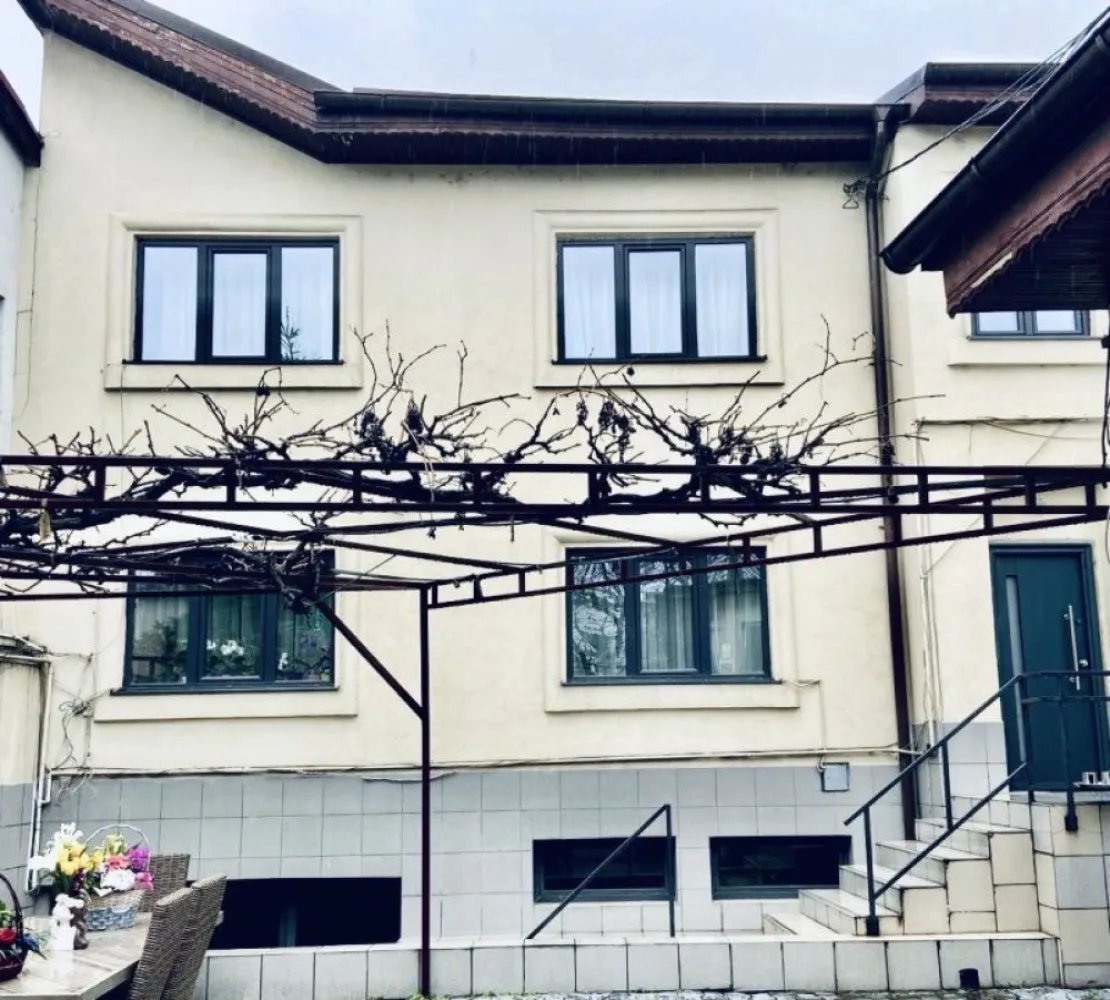 Vila / Spatiu Comercial Stradal 20m deschidere - Societatea Conex in calitate de proprietar, are placerea de a va propune spre vanzare un ansamblu format din vila, avand camere generoase de 35-40mp cu bai proprii( en-suite) si spatiu de birouri sau comercial stradal cu functionalitati separate
Contorizare 220-380V, Baie bucatarie proprie, intrare pe doua laturi
Vila este renovata recent in anul 2023, unde au fost inlocuite urmatoarele: 
Instalate geamuri termopan
Instalatia sanitara si electrica
Instalatia de apa si incalzirea este realizata folosind cupru, avand centrala proprie pe gaz
Proprietatea dispune de plante mature (brazi, vita de vie, ghivece cu flori) bine ingrijite 
Spatiul de gradina, este amenajat modern cu pavaj din beton, care permite permeabilitatea
Locuri de parcare disponibile in curte sau in exterior

Proprietatea este intabulata in registrul de cadastru si publicitate imobiliara, fara sarcini
Ultimul certificat de urbanism din Iunie 2024 permite construirea in continuare sau dezvoltarea partilor existente.

Vanzarea se face prin factura fiscala fara Tva conform codului fiscal 

Se vinde mobilata/nemobilata (mobila noua)