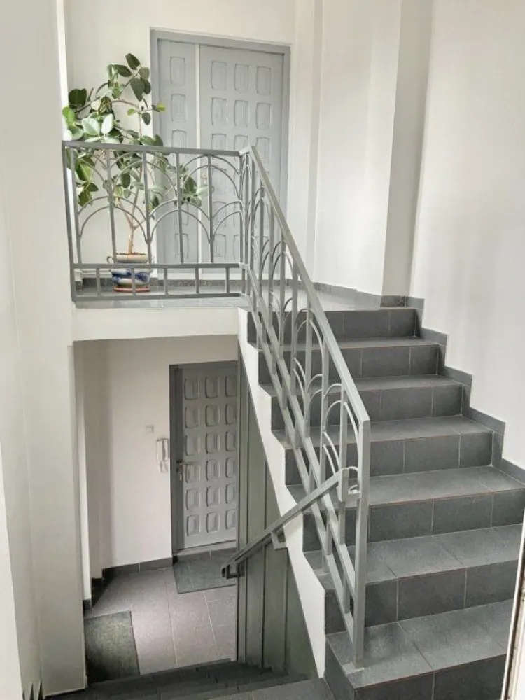 Vila / Spatiu Comercial Stradal 20m deschidere - Societatea Conex in calitate de proprietar, are placerea de a va propune spre vanzare un ansamblu format din vila, avand camere generoase de 35-40mp cu bai proprii( en-suite) si spatiu de birouri sau comercial stradal cu functionalitati separate
Contorizare 220-380V, Baie bucatarie proprie, intrare pe doua laturi
Vila este renovata recent in anul 2023, unde au fost inlocuite urmatoarele: 
Instalate geamuri termopan
Instalatia sanitara si electrica
Instalatia de apa si incalzirea este realizata folosind cupru, avand centrala proprie pe gaz
Proprietatea dispune de plante mature (brazi, vita de vie, ghivece cu flori) bine ingrijite 
Spatiul de gradina, este amenajat modern cu pavaj din beton, care permite permeabilitatea
Locuri de parcare disponibile in curte sau in exterior

Proprietatea este intabulata in registrul de cadastru si publicitate imobiliara, fara sarcini
Ultimul certificat de urbanism din Iunie 2024 permite construirea in continuare sau dezvoltarea partilor existente.

Vanzarea se face prin factura fiscala fara Tva conform codului fiscal 

Se vinde mobilata/nemobilata (mobila noua)