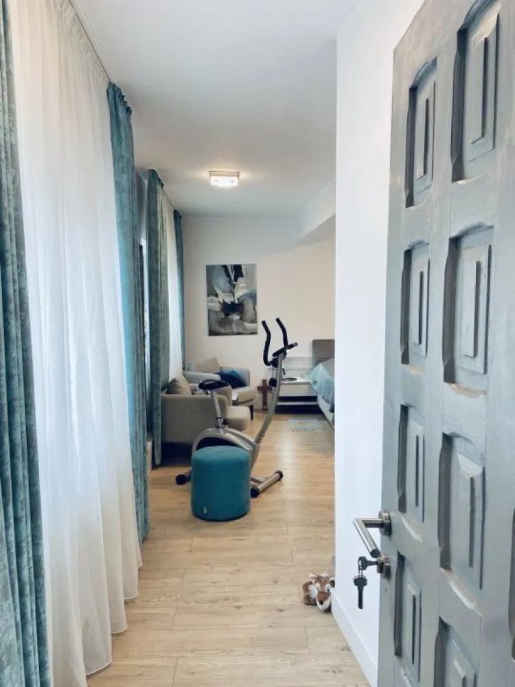 Vila / Spatiu Comercial Stradal 20m deschidere - Societatea Conex in calitate de proprietar, are placerea de a va propune spre vanzare un ansamblu format din vila, avand camere generoase de 35-40mp cu bai proprii( en-suite) si spatiu de birouri sau comercial stradal cu functionalitati separate
Contorizare 220-380V, Baie bucatarie proprie, intrare pe doua laturi
Vila este renovata recent in anul 2023, unde au fost inlocuite urmatoarele: 
Instalate geamuri termopan
Instalatia sanitara si electrica
Instalatia de apa si incalzirea este realizata folosind cupru, avand centrala proprie pe gaz
Proprietatea dispune de plante mature (brazi, vita de vie, ghivece cu flori) bine ingrijite 
Spatiul de gradina, este amenajat modern cu pavaj din beton, care permite permeabilitatea
Locuri de parcare disponibile in curte sau in exterior

Proprietatea este intabulata in registrul de cadastru si publicitate imobiliara, fara sarcini
Ultimul certificat de urbanism din Iunie 2024 permite construirea in continuare sau dezvoltarea partilor existente.

Vanzarea se face prin factura fiscala fara Tva conform codului fiscal 

Se vinde mobilata/nemobilata (mobila noua)