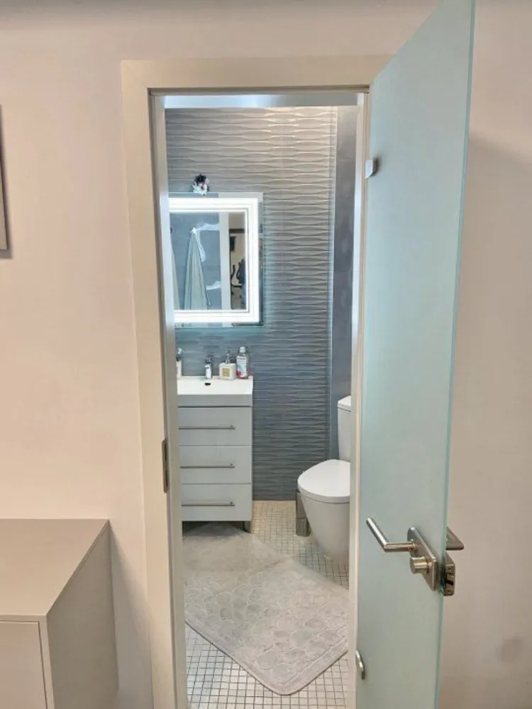 Vila / Spatiu Comercial Stradal 20m deschidere - Societatea Conex in calitate de proprietar, are placerea de a va propune spre vanzare un ansamblu format din vila, avand camere generoase de 35-40mp cu bai proprii( en-suite) si spatiu de birouri sau comercial stradal cu functionalitati separate
Contorizare 220-380V, Baie bucatarie proprie, intrare pe doua laturi
Vila este renovata recent in anul 2023, unde au fost inlocuite urmatoarele: 
Instalate geamuri termopan
Instalatia sanitara si electrica
Instalatia de apa si incalzirea este realizata folosind cupru, avand centrala proprie pe gaz
Proprietatea dispune de plante mature (brazi, vita de vie, ghivece cu flori) bine ingrijite 
Spatiul de gradina, este amenajat modern cu pavaj din beton, care permite permeabilitatea
Locuri de parcare disponibile in curte sau in exterior

Proprietatea este intabulata in registrul de cadastru si publicitate imobiliara, fara sarcini
Ultimul certificat de urbanism din Iunie 2024 permite construirea in continuare sau dezvoltarea partilor existente.

Vanzarea se face prin factura fiscala fara Tva conform codului fiscal 

Se vinde mobilata/nemobilata (mobila noua)