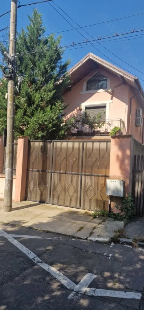 Vila zona brancoveanu , 500 mp construit si teren 820 mp - VILA ZONA BRANCOVEANU SITUATA PE UN TEREN DE 820 MP . RADIER P+3 , LA MINUS 4 METRI , SUBSOL , PARTER , ETAJ , MANSARDA . COSTRUCTIE 2008, BETON ARMAT SI CARAMIDA Wienerberger ANTISEISMICA IMPORT AUSTRIA .
11 CAMERE , 5 BAI , SPALATORIE .
POATE FI MODIFICATA SI EXTINSA CA BLOC REZIDENTIAL . TEREN : 820 MP IN URMATOAREA CONFIGURATIE 27 ML FRONT 33 ML LUNGIME .