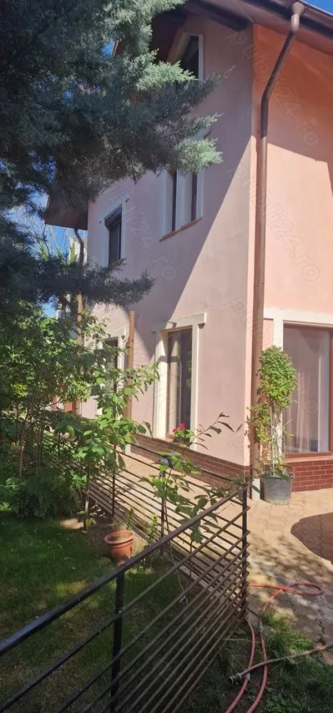 Vila zona brancoveanu , 500 mp construit si teren 820 mp - VILA ZONA BRANCOVEANU SITUATA PE UN TEREN DE 820 MP . RADIER P+3 , LA MINUS 4 METRI , SUBSOL , PARTER , ETAJ , MANSARDA . COSTRUCTIE 2008, BETON ARMAT SI CARAMIDA Wienerberger ANTISEISMICA IMPORT AUSTRIA .
11 CAMERE , 5 BAI , SPALATORIE .
POATE FI MODIFICATA SI EXTINSA CA BLOC REZIDENTIAL . TEREN : 820 MP IN URMATOAREA CONFIGURATIE 27 ML FRONT 33 ML LUNGIME .