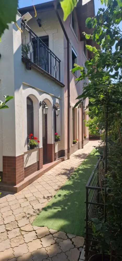 Vila zona brancoveanu , 500 mp construit si teren 820 mp - VILA ZONA BRANCOVEANU SITUATA PE UN TEREN DE 820 MP . RADIER P+3 , LA MINUS 4 METRI , SUBSOL , PARTER , ETAJ , MANSARDA . COSTRUCTIE 2008, BETON ARMAT SI CARAMIDA Wienerberger ANTISEISMICA IMPORT AUSTRIA .
11 CAMERE , 5 BAI , SPALATORIE .
POATE FI MODIFICATA SI EXTINSA CA BLOC REZIDENTIAL . TEREN : 820 MP IN URMATOAREA CONFIGURATIE 27 ML FRONT 33 ML LUNGIME .