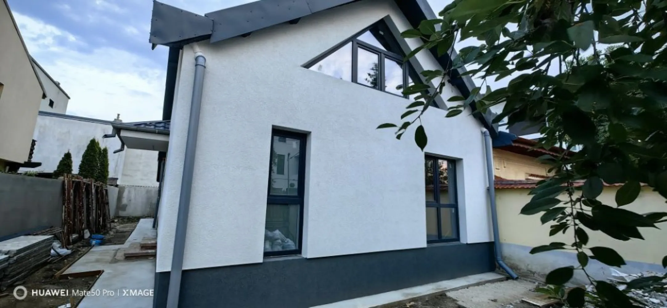 Direct proprietar casa individuala Barbu Văcărescu - Direct proprietar, Ofer spre vanzare casa individuala cu suprafata de 200 mp (P+1) 4 camere , 3 dormitoare , 3 bai , living spatios de 46 mp , bucatarie , 1 terasa de 24 mp , situata pe o strada cu sens unic fara trafic , zona linistita.Casa se afla in renovare completa cu termen de finalizare luna septembrie. Acces rapid la mijloace de transport , locatii in imediata apropiere : parcul baza sportiva Tei , Pescariu , parcul Verdi .

Preț 449000 euro.