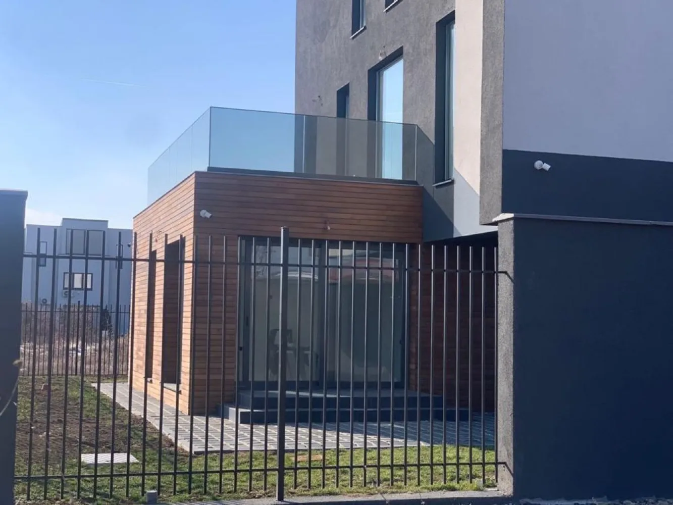 Vila 5 camere - BMS HOME CONCEPT - Strada Campul Pipera - Va prezentam spre vanzare o vila cu 5 camere ( birou, 3 dormitoare, living cu bucatarie si zona relaxare, 3 bai, 2 terase) situata in str Campul Pipera 39 Voluntari, in imediata vecinatate a Cartierului Henri Coanda, la o distanta de 3,7 km de Directia Regim permise de conducere si Inmatriculari auto.
Vila este finalizata in anul 2022, este formata din P + ETJ 1 + ETJ 2, are o suprafata utila totala de 276 mp, beneficiaza de 336 MP mp teren cu o deschidere de 15ml. Curtea libera este in suprafata de 260mp, prevazuta cu pavaj , 2 locuri de parcare, alei pietonale si gazon .
Suprafata utila totala este distribuita pe etaje dupa cum urmeaza :
PARTER :
Living + Bucatarie - 70,50 mp; Baie - 3,10 mp; Camera tehnica - 2,80 mp
 
ETAJUL 1
Dormitor+ Dressing - 34,40 mp, Baie - 15,40 mp ,Hol+Scara - 26,68 mp , Terasa - 27,40 mp
 
ETAJUL 2
Dormitor 1 - 14 mp; Dormitor 2 - 14 mp, Terasa - 4,50mp; Hol +Casa Scarii+Zona relaxare - 43,40mp; Baie - 10,30 mp.
Camerele sunt luminoase, elegante, inalte cu finisaje de lux . La baza semnarii contractului final de vanzare cumparare vor sta urmatoarele documente : act dobandire teren, autorizatie construire , documente de calitate , carte tehnica, certificat energetic, receptie la terminarea lucrarilor, cadastru+intabulare, etc. 
STRUCTURA IMOBILUI este realizata din cadre de beton armat cu inchideri de zidarie porotherm de 30 cm, iar compartimentarea interioara din BCA de 15 cm.
HIDROIZOLATIA este realizata atat pe terasele circulabile si necirculabile, cat si pe planseu in 5 straturi(EPS 200 DE 10CM - cu efect termoizolant)
TERMOIZOLATIA - fatada ventilata in partea inferioara a imobilului este realizata cu vata minerala de 10 cm si finisata cu lambriuri din lemn termotratat. Fatada neventilata din partea superioara este realizata cu vata minerala bazaltica de 10 cm si tencuieli decorative. Intradosul planseului este termoizolat cu vata de 10 cm.
TAMPLARIA EXTERIOARA s-a realizat din ferestre cu profile de aluminiu cu punte termica si placate la exterior cu sticla, feronerie GU, culoare sable noir, sticla 32 mm, 6 foi, 4 season- WEnegru-6 Float. Izolarea tamplariei a fost realizata cu membrane EPDM(membrane monostrat sintetic 100% care isi pastreaza proprietatile la -40 grade)
ATIC SI GLAF METIGLA vopsite in camp electrostatic de 0,5 cm grosime, culoare sable noir.
USILE DE INTERIOR sunt calitate premium tip FILOMURO cu balamale ascunse si broasca magnetica.
USA DE EXTERIOR este metalica din aluminiu dur cu rupere termica si vopsita in camp electrostatic in nuanta lemnului. Usa confera o rezistenta marita la conditiile climatice severe cat si la coroziune.
INSTALATIA SANITARA
- la exterior : scurgeri pluviale incastrate in termosistem cu sistem de drenaj cu 3 camine colectoare.
- la interior : sistem de incalzire in pardoseala tip PURMO care se alimenteaza prin agent termic (apa calda)furnizat cu ajutorul distribuitoarelor de incalzire PURMO. Exista grup de pompare PURMO, convectoare de caldura PURMO, hidrofor, statie de dedurizare si statie de filtrare a apei, centrala termica Viessman 33 kw cu boiler incorporat de 100 l, radiatoare port prosop pentru bai, electroventil de apa pentru sistem anti-inundatii.
FINISAJE BAI : Izolatie tip Sika. gresie si faianta antiderapanta de calitate superioara tip Marazzi, pereti si pardoseli din microciment. Baile sunt complet echipate cu obiecte sanitare su accesorii( lavoare, baterii, cabine dus si cazi freestanding din compozit), vas de toaleta suspendat si bideu cu rezervor incastrat tip TECE, blaturi din lemn masiv. Baile sunt echipate cu prize etanse cu contact de protectie si instalatie de iluminat preinstalata pentru corpurile de iluminat.
FINISAJE INTERIOARE : Lavabil interior de calitate superioara, aer conditionat cu traseu frigorific din cupru, izolatie fonica cu polistiren de 5 cm, trepte metalice suspendate finisate cu lemn termotratat, parchet tip dusumea, pardoseli microciment living, bucatarie, circuit electric pentru insula din bucatarie, traseu evacuare hota, termostat caldura pentru fiecare camera.
FINISAJE TERASA : glaf piatra 2 cm cu cant tip WASSERNAS, pardoseala DECK din lemn termotratat, balustrada aluminiu cu sticla 8.8.3 laminat, securizat, float plus gray, , priza exterioara.
INSTALATIE ELECTRICA(220V/380V- CURENT TRIFAZIC) : Intrerupatoare touch tip LIVOLO, preechipare statie exterioara incarcare auto, sistem iluminat ambiental exterior, prize exterioare, senzori anti - inundatie si anti- incendiu.Sistemul BMS implementat permite sa controlam si sa monitorizam functiile casei.
Zona permite acces rapid catre Parcul Herastrau cat si in toate celelalte puncte de interes ale Capitalei. Strazile de acces catre vila sunt largi, regimul de inaltime al zonei este de P+ 2, nu se creeaza puncte de aglomerare catre Bulevardul principal. Zona este ferita de zgomotul intens stradal cat si de formarea intensa a poluarii.