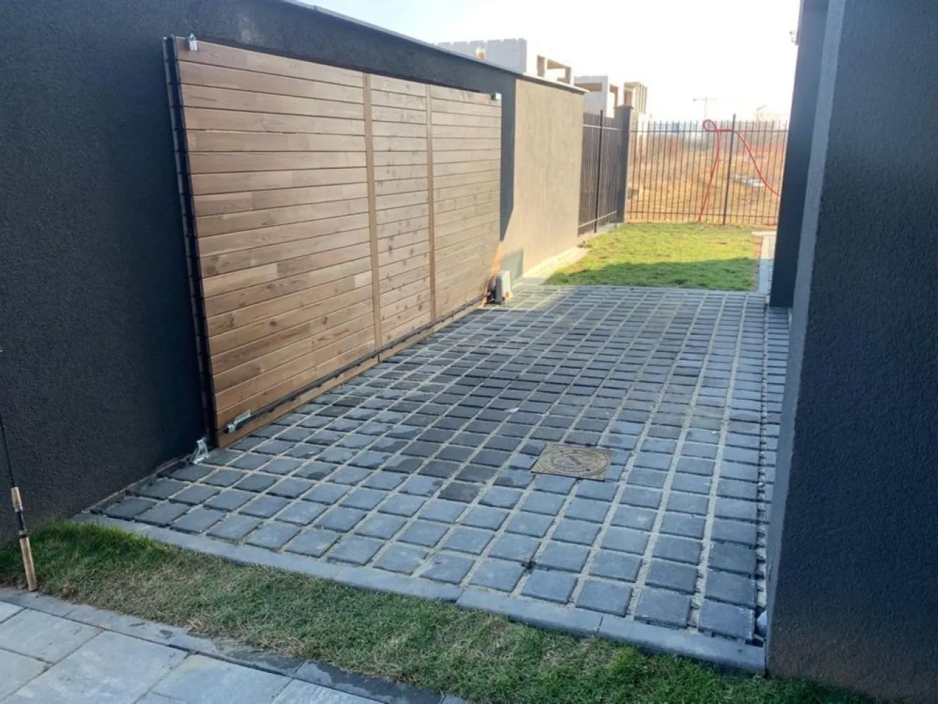 Vila 5 camere - BMS HOME CONCEPT - Strada Campul Pipera - Va prezentam spre vanzare o vila cu 5 camere ( birou, 3 dormitoare, living cu bucatarie si zona relaxare, 3 bai, 2 terase) situata in str Campul Pipera 39 Voluntari, in imediata vecinatate a Cartierului Henri Coanda, la o distanta de 3,7 km de Directia Regim permise de conducere si Inmatriculari auto.
Vila este finalizata in anul 2022, este formata din P + ETJ 1 + ETJ 2, are o suprafata utila totala de 276 mp, beneficiaza de 336 MP mp teren cu o deschidere de 15ml. Curtea libera este in suprafata de 260mp, prevazuta cu pavaj , 2 locuri de parcare, alei pietonale si gazon .
Suprafata utila totala este distribuita pe etaje dupa cum urmeaza :
PARTER :
Living + Bucatarie - 70,50 mp; Baie - 3,10 mp; Camera tehnica - 2,80 mp
 
ETAJUL 1
Dormitor+ Dressing - 34,40 mp, Baie - 15,40 mp ,Hol+Scara - 26,68 mp , Terasa - 27,40 mp
 
ETAJUL 2
Dormitor 1 - 14 mp; Dormitor 2 - 14 mp, Terasa - 4,50mp; Hol +Casa Scarii+Zona relaxare - 43,40mp; Baie - 10,30 mp.
Camerele sunt luminoase, elegante, inalte cu finisaje de lux . La baza semnarii contractului final de vanzare cumparare vor sta urmatoarele documente : act dobandire teren, autorizatie construire , documente de calitate , carte tehnica, certificat energetic, receptie la terminarea lucrarilor, cadastru+intabulare, etc. 
STRUCTURA IMOBILUI este realizata din cadre de beton armat cu inchideri de zidarie porotherm de 30 cm, iar compartimentarea interioara din BCA de 15 cm.
HIDROIZOLATIA este realizata atat pe terasele circulabile si necirculabile, cat si pe planseu in 5 straturi(EPS 200 DE 10CM - cu efect termoizolant)
TERMOIZOLATIA - fatada ventilata in partea inferioara a imobilului este realizata cu vata minerala de 10 cm si finisata cu lambriuri din lemn termotratat. Fatada neventilata din partea superioara este realizata cu vata minerala bazaltica de 10 cm si tencuieli decorative. Intradosul planseului este termoizolat cu vata de 10 cm.
TAMPLARIA EXTERIOARA s-a realizat din ferestre cu profile de aluminiu cu punte termica si placate la exterior cu sticla, feronerie GU, culoare sable noir, sticla 32 mm, 6 foi, 4 season- WEnegru-6 Float. Izolarea tamplariei a fost realizata cu membrane EPDM(membrane monostrat sintetic 100% care isi pastreaza proprietatile la -40 grade)
ATIC SI GLAF METIGLA vopsite in camp electrostatic de 0,5 cm grosime, culoare sable noir.
USILE DE INTERIOR sunt calitate premium tip FILOMURO cu balamale ascunse si broasca magnetica.
USA DE EXTERIOR este metalica din aluminiu dur cu rupere termica si vopsita in camp electrostatic in nuanta lemnului. Usa confera o rezistenta marita la conditiile climatice severe cat si la coroziune.
INSTALATIA SANITARA
- la exterior : scurgeri pluviale incastrate in termosistem cu sistem de drenaj cu 3 camine colectoare.
- la interior : sistem de incalzire in pardoseala tip PURMO care se alimenteaza prin agent termic (apa calda)furnizat cu ajutorul distribuitoarelor de incalzire PURMO. Exista grup de pompare PURMO, convectoare de caldura PURMO, hidrofor, statie de dedurizare si statie de filtrare a apei, centrala termica Viessman 33 kw cu boiler incorporat de 100 l, radiatoare port prosop pentru bai, electroventil de apa pentru sistem anti-inundatii.
FINISAJE BAI : Izolatie tip Sika. gresie si faianta antiderapanta de calitate superioara tip Marazzi, pereti si pardoseli din microciment. Baile sunt complet echipate cu obiecte sanitare su accesorii( lavoare, baterii, cabine dus si cazi freestanding din compozit), vas de toaleta suspendat si bideu cu rezervor incastrat tip TECE, blaturi din lemn masiv. Baile sunt echipate cu prize etanse cu contact de protectie si instalatie de iluminat preinstalata pentru corpurile de iluminat.
FINISAJE INTERIOARE : Lavabil interior de calitate superioara, aer conditionat cu traseu frigorific din cupru, izolatie fonica cu polistiren de 5 cm, trepte metalice suspendate finisate cu lemn termotratat, parchet tip dusumea, pardoseli microciment living, bucatarie, circuit electric pentru insula din bucatarie, traseu evacuare hota, termostat caldura pentru fiecare camera.
FINISAJE TERASA : glaf piatra 2 cm cu cant tip WASSERNAS, pardoseala DECK din lemn termotratat, balustrada aluminiu cu sticla 8.8.3 laminat, securizat, float plus gray, , priza exterioara.
INSTALATIE ELECTRICA(220V/380V- CURENT TRIFAZIC) : Intrerupatoare touch tip LIVOLO, preechipare statie exterioara incarcare auto, sistem iluminat ambiental exterior, prize exterioare, senzori anti - inundatie si anti- incendiu.Sistemul BMS implementat permite sa controlam si sa monitorizam functiile casei.
Zona permite acces rapid catre Parcul Herastrau cat si in toate celelalte puncte de interes ale Capitalei. Strazile de acces catre vila sunt largi, regimul de inaltime al zonei este de P+ 2, nu se creeaza puncte de aglomerare catre Bulevardul principal. Zona este ferita de zgomotul intens stradal cat si de formarea intensa a poluarii.