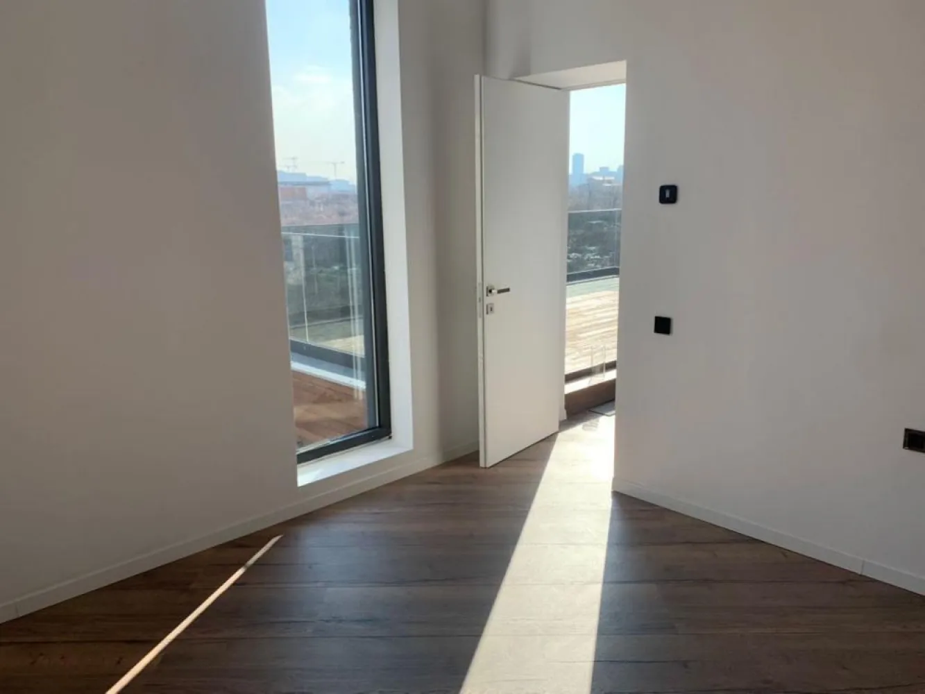 Vila 5 camere - BMS HOME CONCEPT - Strada Campul Pipera - Va prezentam spre vanzare o vila cu 5 camere ( birou, 3 dormitoare, living cu bucatarie si zona relaxare, 3 bai, 2 terase) situata in str Campul Pipera 39 Voluntari, in imediata vecinatate a Cartierului Henri Coanda, la o distanta de 3,7 km de Directia Regim permise de conducere si Inmatriculari auto.
Vila este finalizata in anul 2022, este formata din P + ETJ 1 + ETJ 2, are o suprafata utila totala de 276 mp, beneficiaza de 336 MP mp teren cu o deschidere de 15ml. Curtea libera este in suprafata de 260mp, prevazuta cu pavaj , 2 locuri de parcare, alei pietonale si gazon .
Suprafata utila totala este distribuita pe etaje dupa cum urmeaza :
PARTER :
Living + Bucatarie - 70,50 mp; Baie - 3,10 mp; Camera tehnica - 2,80 mp
 
ETAJUL 1
Dormitor+ Dressing - 34,40 mp, Baie - 15,40 mp ,Hol+Scara - 26,68 mp , Terasa - 27,40 mp
 
ETAJUL 2
Dormitor 1 - 14 mp; Dormitor 2 - 14 mp, Terasa - 4,50mp; Hol +Casa Scarii+Zona relaxare - 43,40mp; Baie - 10,30 mp.
Camerele sunt luminoase, elegante, inalte cu finisaje de lux . La baza semnarii contractului final de vanzare cumparare vor sta urmatoarele documente : act dobandire teren, autorizatie construire , documente de calitate , carte tehnica, certificat energetic, receptie la terminarea lucrarilor, cadastru+intabulare, etc. 
STRUCTURA IMOBILUI este realizata din cadre de beton armat cu inchideri de zidarie porotherm de 30 cm, iar compartimentarea interioara din BCA de 15 cm.
HIDROIZOLATIA este realizata atat pe terasele circulabile si necirculabile, cat si pe planseu in 5 straturi(EPS 200 DE 10CM - cu efect termoizolant)
TERMOIZOLATIA - fatada ventilata in partea inferioara a imobilului este realizata cu vata minerala de 10 cm si finisata cu lambriuri din lemn termotratat. Fatada neventilata din partea superioara este realizata cu vata minerala bazaltica de 10 cm si tencuieli decorative. Intradosul planseului este termoizolat cu vata de 10 cm.
TAMPLARIA EXTERIOARA s-a realizat din ferestre cu profile de aluminiu cu punte termica si placate la exterior cu sticla, feronerie GU, culoare sable noir, sticla 32 mm, 6 foi, 4 season- WEnegru-6 Float. Izolarea tamplariei a fost realizata cu membrane EPDM(membrane monostrat sintetic 100% care isi pastreaza proprietatile la -40 grade)
ATIC SI GLAF METIGLA vopsite in camp electrostatic de 0,5 cm grosime, culoare sable noir.
USILE DE INTERIOR sunt calitate premium tip FILOMURO cu balamale ascunse si broasca magnetica.
USA DE EXTERIOR este metalica din aluminiu dur cu rupere termica si vopsita in camp electrostatic in nuanta lemnului. Usa confera o rezistenta marita la conditiile climatice severe cat si la coroziune.
INSTALATIA SANITARA
- la exterior : scurgeri pluviale incastrate in termosistem cu sistem de drenaj cu 3 camine colectoare.
- la interior : sistem de incalzire in pardoseala tip PURMO care se alimenteaza prin agent termic (apa calda)furnizat cu ajutorul distribuitoarelor de incalzire PURMO. Exista grup de pompare PURMO, convectoare de caldura PURMO, hidrofor, statie de dedurizare si statie de filtrare a apei, centrala termica Viessman 33 kw cu boiler incorporat de 100 l, radiatoare port prosop pentru bai, electroventil de apa pentru sistem anti-inundatii.
FINISAJE BAI : Izolatie tip Sika. gresie si faianta antiderapanta de calitate superioara tip Marazzi, pereti si pardoseli din microciment. Baile sunt complet echipate cu obiecte sanitare su accesorii( lavoare, baterii, cabine dus si cazi freestanding din compozit), vas de toaleta suspendat si bideu cu rezervor incastrat tip TECE, blaturi din lemn masiv. Baile sunt echipate cu prize etanse cu contact de protectie si instalatie de iluminat preinstalata pentru corpurile de iluminat.
FINISAJE INTERIOARE : Lavabil interior de calitate superioara, aer conditionat cu traseu frigorific din cupru, izolatie fonica cu polistiren de 5 cm, trepte metalice suspendate finisate cu lemn termotratat, parchet tip dusumea, pardoseli microciment living, bucatarie, circuit electric pentru insula din bucatarie, traseu evacuare hota, termostat caldura pentru fiecare camera.
FINISAJE TERASA : glaf piatra 2 cm cu cant tip WASSERNAS, pardoseala DECK din lemn termotratat, balustrada aluminiu cu sticla 8.8.3 laminat, securizat, float plus gray, , priza exterioara.
INSTALATIE ELECTRICA(220V/380V- CURENT TRIFAZIC) : Intrerupatoare touch tip LIVOLO, preechipare statie exterioara incarcare auto, sistem iluminat ambiental exterior, prize exterioare, senzori anti - inundatie si anti- incendiu.Sistemul BMS implementat permite sa controlam si sa monitorizam functiile casei.
Zona permite acces rapid catre Parcul Herastrau cat si in toate celelalte puncte de interes ale Capitalei. Strazile de acces catre vila sunt largi, regimul de inaltime al zonei este de P+ 2, nu se creeaza puncte de aglomerare catre Bulevardul principal. Zona este ferita de zgomotul intens stradal cat si de formarea intensa a poluarii.