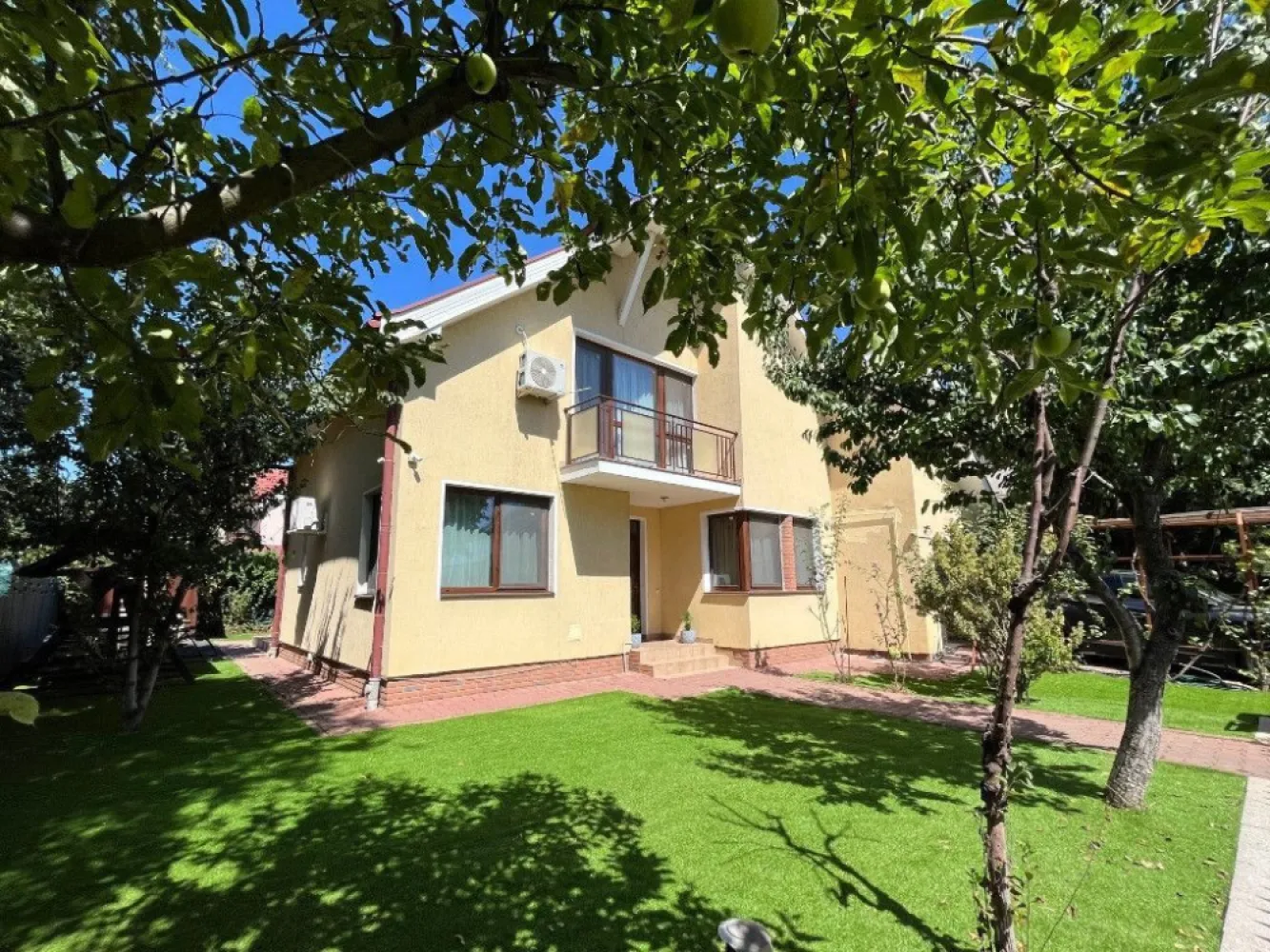 Pipera | Vila 5 Camere | Individuala | Renovata | Garaj - Va propun spre vanzare o casa primitoare, luminoasa, situata intr-un complex rezidential linistit din Pipera, cu vegetatie matura, alei interioare incapatoare, format din numai 40 de case (majoritatea individuale).

Youtube Video - Exterior: youtube.com/watch?v=CCteRBr-jWk
Youtube Video - Parter: youtube.com/watch?v=sqgVOp78U5g
Youtube Video - Etaj: youtube.com/watch?v=wQkNKOPps-w

Tip vila: individuala
P + 1E + Pod amenajat si incalzit + Garaj incalzit
An constuctie: 2007
Renovata la interior: 2023-2024 
Suprafata teren: 410 mp
Amprenta la sol: 127mp (incluzand garajul)
Suprafata totala: 180mp (incluzand garajul, terasa inchisa)

Dormitoare: 4 (transformate in 3, obtinandu-se un matrimonial de 31mp cu zona de dressing de 13 mp)
(se poate reveni foarte usor la configuratia de 4 dormitoare prin montarea unui simplu perete de rigips, fiind pastrate intrarile separate)

Parcare - 5 locuri: 
- 1 loc de parcare in curte, 1 loc de parcare in garaj, 3 locuri de parcare in fata proprietatii

Parter - 105mp:
- Living + Dining: 27mp
- Bucatarie open space: 11mp
- Dormitor/Birou: 12mp
- Baie renovata modern, cu cabina de dus: 4,5mp
- Camara/Debara/Birou: 4,5mp
- Garaj incalzit si cu sursa de apa calda/rece: 16,5mp
- Terasa inchisa cu structura de aluminiu si usi termopan glisante: 14mp
- Hol + scara: 14mp

Etaj - 73mp:
- Dormitor matrimonial cu dressing imens, obtinut din alipirea a 2 dormitoare: 31mp (+ balcon 3mp)  (poate fi restructurat inapoi in 2 dormitoare de aprox. 15mp fiecare prin montarea unui simplu perete de rigips la mijloc, fiind pastrate 2 intrari separate)
- Dormitor: 15mp (+ balcon inchis 3,7mp)
- Baie moderna cu cada, cabina de dus, 2 chiuvete, geam Velux mare: 9mp
- Hol + scara: 11mp

Pod:
- Pod incalzit, circulabil, cu 2 geamuri mici, amenajat cu parchet, lambriu pe tavan si pereti: 20mp

Curte:
- amenajata cu roluri de gazon artificial pentru o intretinere usoara si un aspect placut chiar si pe timp de iarna
- foisor + gratar de piatra
- magazie depozitare
- leagan
- pomi fructiferi: prun, par, meri, cires
- gard viu vesnic verde pe latura din spate

Proprietatea se vinde partial mobilata 
(bucatarie si bai echipate complet, canapea coltar, masa lemn facuta pe comanda + scaune dining, corp pantofar + cuier facut pe comanda, dressing de 13mp, pat matrimonial 180x200)

Dotari:
- Inlocuit parchetul in toata casa, scara interioara reconditionata
- Renovat complet ambele bai si bucataria
- Schimbat tamplaria exterioara cu profile PVC Salamander GreenEvolution clasa A cu 6 camere de izolare 
- 4 aparate de aer conditionat
- Sistem de supraveghere video cu 8 camere
- Sistem de alarma
- Put propriu in curte, pe langa posibilitatea conectarii la statia generala de pompe a cartierului
- Centrala termica Vaillant + boiler 120 litri

Zona:
- Localizata in renumita zona Pipera pe Strada Vasile Alecsandri, ferita de zgomotul produs de trafic
- Complex de vile securizat, loc de joaca pentru copii
- Cartier aerisit, alei interioare late, avand si avantajul vegetatiei mature
- Vecinii sunt de buna calitate, iar linistea si bunastarea proprietarilor sunt la ordinea zilei
- Multiple optiuni pentru gradinite si scoli intr-o raza de cativa km

Ofer si cer seriozitate.
Nu doresc repostarea anuntului, multumesc pentru intelegere!

Pentru detalii nu ezitati sa ma contactati.

Va astept cu drag la vizionare!