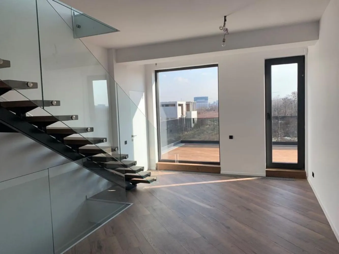 Vila 5 camere - BMS HOME CONCEPT - Strada Campul Pipera - Va prezentam spre vanzare o vila cu 5 camere ( birou, 3 dormitoare, living cu bucatarie si zona relaxare, 3 bai, 2 terase) situata in str Campul Pipera 39 Voluntari, in imediata vecinatate a Cartierului Henri Coanda, la o distanta de 3,7 km de Directia Regim permise de conducere si Inmatriculari auto.
Vila este finalizata in anul 2022, este formata din P + ETJ 1 + ETJ 2, are o suprafata utila totala de 276 mp, beneficiaza de 336 MP mp teren cu o deschidere de 15ml. Curtea libera este in suprafata de 260mp, prevazuta cu pavaj , 2 locuri de parcare, alei pietonale si gazon .
Suprafata utila totala este distribuita pe etaje dupa cum urmeaza :
PARTER :
Living + Bucatarie - 70,50 mp; Baie - 3,10 mp; Camera tehnica - 2,80 mp
 
ETAJUL 1
Dormitor+ Dressing - 34,40 mp, Baie - 15,40 mp ,Hol+Scara - 26,68 mp , Terasa - 27,40 mp
 
ETAJUL 2
Dormitor 1 - 14 mp; Dormitor 2 - 14 mp, Terasa - 4,50mp; Hol +Casa Scarii+Zona relaxare - 43,40mp; Baie - 10,30 mp.
Camerele sunt luminoase, elegante, inalte cu finisaje de lux . La baza semnarii contractului final de vanzare cumparare vor sta urmatoarele documente : act dobandire teren, autorizatie construire , documente de calitate , carte tehnica, certificat energetic, receptie la terminarea lucrarilor, cadastru+intabulare, etc. 
STRUCTURA IMOBILUI este realizata din cadre de beton armat cu inchideri de zidarie porotherm de 30 cm, iar compartimentarea interioara din BCA de 15 cm.
HIDROIZOLATIA este realizata atat pe terasele circulabile si necirculabile, cat si pe planseu in 5 straturi(EPS 200 DE 10CM - cu efect termoizolant)
TERMOIZOLATIA - fatada ventilata in partea inferioara a imobilului este realizata cu vata minerala de 10 cm si finisata cu lambriuri din lemn termotratat. Fatada neventilata din partea superioara este realizata cu vata minerala bazaltica de 10 cm si tencuieli decorative. Intradosul planseului este termoizolat cu vata de 10 cm.
TAMPLARIA EXTERIOARA s-a realizat din ferestre cu profile de aluminiu cu punte termica si placate la exterior cu sticla, feronerie GU, culoare sable noir, sticla 32 mm, 6 foi, 4 season- WEnegru-6 Float. Izolarea tamplariei a fost realizata cu membrane EPDM(membrane monostrat sintetic 100% care isi pastreaza proprietatile la -40 grade)
ATIC SI GLAF METIGLA vopsite in camp electrostatic de 0,5 cm grosime, culoare sable noir.
USILE DE INTERIOR sunt calitate premium tip FILOMURO cu balamale ascunse si broasca magnetica.
USA DE EXTERIOR este metalica din aluminiu dur cu rupere termica si vopsita in camp electrostatic in nuanta lemnului. Usa confera o rezistenta marita la conditiile climatice severe cat si la coroziune.
INSTALATIA SANITARA
- la exterior : scurgeri pluviale incastrate in termosistem cu sistem de drenaj cu 3 camine colectoare.
- la interior : sistem de incalzire in pardoseala tip PURMO care se alimenteaza prin agent termic (apa calda)furnizat cu ajutorul distribuitoarelor de incalzire PURMO. Exista grup de pompare PURMO, convectoare de caldura PURMO, hidrofor, statie de dedurizare si statie de filtrare a apei, centrala termica Viessman 33 kw cu boiler incorporat de 100 l, radiatoare port prosop pentru bai, electroventil de apa pentru sistem anti-inundatii.
FINISAJE BAI : Izolatie tip Sika. gresie si faianta antiderapanta de calitate superioara tip Marazzi, pereti si pardoseli din microciment. Baile sunt complet echipate cu obiecte sanitare su accesorii( lavoare, baterii, cabine dus si cazi freestanding din compozit), vas de toaleta suspendat si bideu cu rezervor incastrat tip TECE, blaturi din lemn masiv. Baile sunt echipate cu prize etanse cu contact de protectie si instalatie de iluminat preinstalata pentru corpurile de iluminat.
FINISAJE INTERIOARE : Lavabil interior de calitate superioara, aer conditionat cu traseu frigorific din cupru, izolatie fonica cu polistiren de 5 cm, trepte metalice suspendate finisate cu lemn termotratat, parchet tip dusumea, pardoseli microciment living, bucatarie, circuit electric pentru insula din bucatarie, traseu evacuare hota, termostat caldura pentru fiecare camera.
FINISAJE TERASA : glaf piatra 2 cm cu cant tip WASSERNAS, pardoseala DECK din lemn termotratat, balustrada aluminiu cu sticla 8.8.3 laminat, securizat, float plus gray, , priza exterioara.
INSTALATIE ELECTRICA(220V/380V- CURENT TRIFAZIC) : Intrerupatoare touch tip LIVOLO, preechipare statie exterioara incarcare auto, sistem iluminat ambiental exterior, prize exterioare, senzori anti - inundatie si anti- incendiu.Sistemul BMS implementat permite sa controlam si sa monitorizam functiile casei.
Zona permite acces rapid catre Parcul Herastrau cat si in toate celelalte puncte de interes ale Capitalei. Strazile de acces catre vila sunt largi, regimul de inaltime al zonei este de P+ 2, nu se creeaza puncte de aglomerare catre Bulevardul principal. Zona este ferita de zgomotul intens stradal cat si de formarea intensa a poluarii.