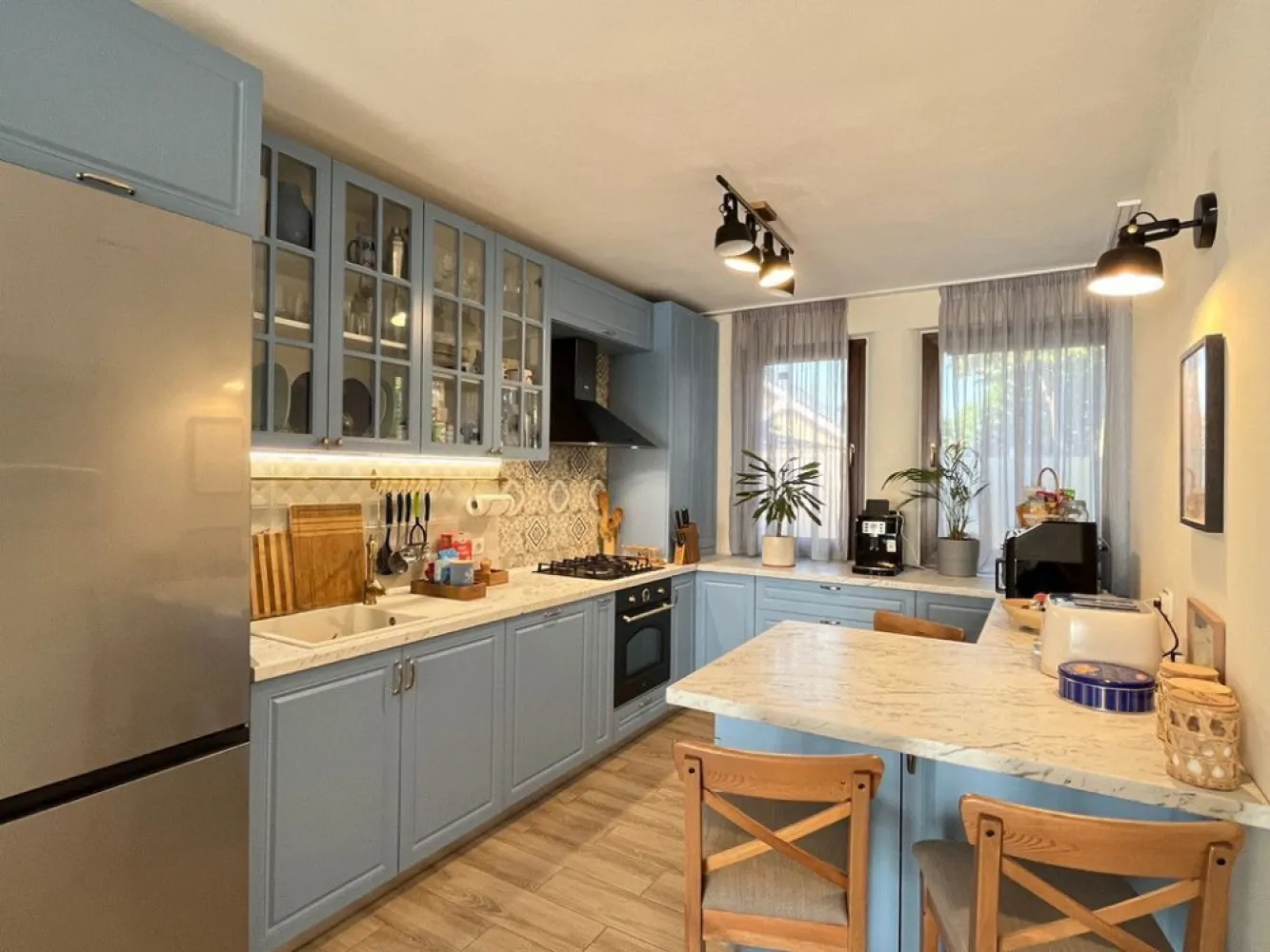 Pipera | Vila 5 Camere | Individuala | Renovata | Garaj - Va propun spre vanzare o casa primitoare, luminoasa, situata intr-un complex rezidential linistit din Pipera, cu vegetatie matura, alei interioare incapatoare, format din numai 40 de case (majoritatea individuale).

Youtube Video - Exterior: youtube.com/watch?v=CCteRBr-jWk
Youtube Video - Parter: youtube.com/watch?v=sqgVOp78U5g
Youtube Video - Etaj: youtube.com/watch?v=wQkNKOPps-w

Tip vila: individuala
P + 1E + Pod amenajat si incalzit + Garaj incalzit
An constuctie: 2007
Renovata la interior: 2023-2024 
Suprafata teren: 410 mp
Amprenta la sol: 127mp (incluzand garajul)
Suprafata totala: 180mp (incluzand garajul, terasa inchisa)

Dormitoare: 4 (transformate in 3, obtinandu-se un matrimonial de 31mp cu zona de dressing de 13 mp)
(se poate reveni foarte usor la configuratia de 4 dormitoare prin montarea unui simplu perete de rigips, fiind pastrate intrarile separate)

Parcare - 5 locuri: 
- 1 loc de parcare in curte, 1 loc de parcare in garaj, 3 locuri de parcare in fata proprietatii

Parter - 105mp:
- Living + Dining: 27mp
- Bucatarie open space: 11mp
- Dormitor/Birou: 12mp
- Baie renovata modern, cu cabina de dus: 4,5mp
- Camara/Debara/Birou: 4,5mp
- Garaj incalzit si cu sursa de apa calda/rece: 16,5mp
- Terasa inchisa cu structura de aluminiu si usi termopan glisante: 14mp
- Hol + scara: 14mp

Etaj - 73mp:
- Dormitor matrimonial cu dressing imens, obtinut din alipirea a 2 dormitoare: 31mp (+ balcon 3mp)  (poate fi restructurat inapoi in 2 dormitoare de aprox. 15mp fiecare prin montarea unui simplu perete de rigips la mijloc, fiind pastrate 2 intrari separate)
- Dormitor: 15mp (+ balcon inchis 3,7mp)
- Baie moderna cu cada, cabina de dus, 2 chiuvete, geam Velux mare: 9mp
- Hol + scara: 11mp

Pod:
- Pod incalzit, circulabil, cu 2 geamuri mici, amenajat cu parchet, lambriu pe tavan si pereti: 20mp

Curte:
- amenajata cu roluri de gazon artificial pentru o intretinere usoara si un aspect placut chiar si pe timp de iarna
- foisor + gratar de piatra
- magazie depozitare
- leagan
- pomi fructiferi: prun, par, meri, cires
- gard viu vesnic verde pe latura din spate

Proprietatea se vinde partial mobilata 
(bucatarie si bai echipate complet, canapea coltar, masa lemn facuta pe comanda + scaune dining, corp pantofar + cuier facut pe comanda, dressing de 13mp, pat matrimonial 180x200)

Dotari:
- Inlocuit parchetul in toata casa, scara interioara reconditionata
- Renovat complet ambele bai si bucataria
- Schimbat tamplaria exterioara cu profile PVC Salamander GreenEvolution clasa A cu 6 camere de izolare 
- 4 aparate de aer conditionat
- Sistem de supraveghere video cu 8 camere
- Sistem de alarma
- Put propriu in curte, pe langa posibilitatea conectarii la statia generala de pompe a cartierului
- Centrala termica Vaillant + boiler 120 litri

Zona:
- Localizata in renumita zona Pipera pe Strada Vasile Alecsandri, ferita de zgomotul produs de trafic
- Complex de vile securizat, loc de joaca pentru copii
- Cartier aerisit, alei interioare late, avand si avantajul vegetatiei mature
- Vecinii sunt de buna calitate, iar linistea si bunastarea proprietarilor sunt la ordinea zilei
- Multiple optiuni pentru gradinite si scoli intr-o raza de cativa km

Ofer si cer seriozitate.
Nu doresc repostarea anuntului, multumesc pentru intelegere!

Pentru detalii nu ezitati sa ma contactati.

Va astept cu drag la vizionare!