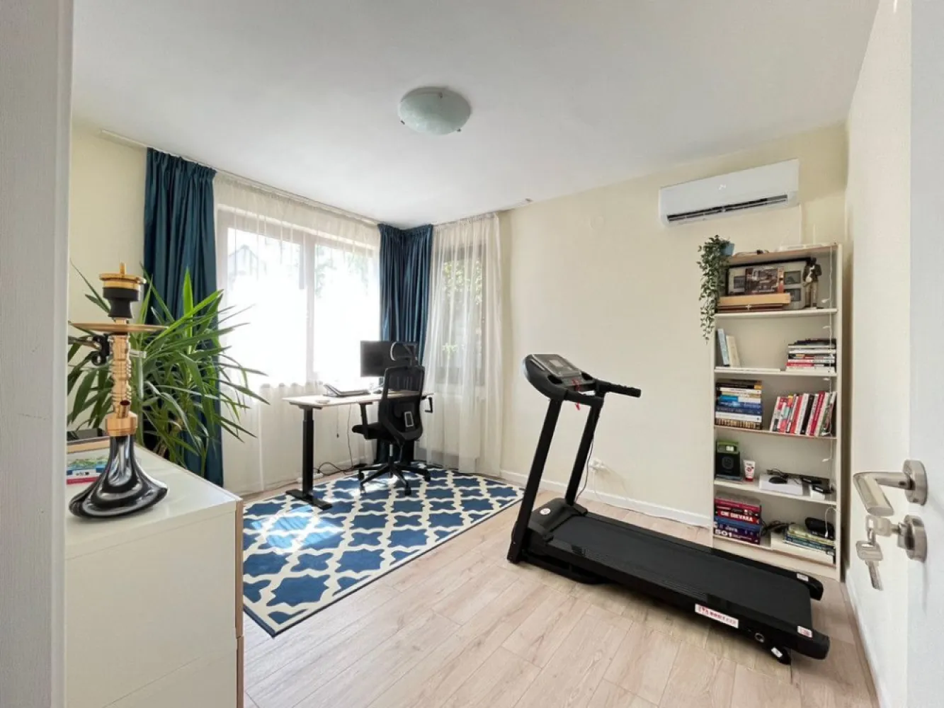Pipera | Vila 5 Camere | Individuala | Renovata | Garaj - Va propun spre vanzare o casa primitoare, luminoasa, situata intr-un complex rezidential linistit din Pipera, cu vegetatie matura, alei interioare incapatoare, format din numai 40 de case (majoritatea individuale).

Youtube Video - Exterior: youtube.com/watch?v=CCteRBr-jWk
Youtube Video - Parter: youtube.com/watch?v=sqgVOp78U5g
Youtube Video - Etaj: youtube.com/watch?v=wQkNKOPps-w

Tip vila: individuala
P + 1E + Pod amenajat si incalzit + Garaj incalzit
An constuctie: 2007
Renovata la interior: 2023-2024 
Suprafata teren: 410 mp
Amprenta la sol: 127mp (incluzand garajul)
Suprafata totala: 180mp (incluzand garajul, terasa inchisa)

Dormitoare: 4 (transformate in 3, obtinandu-se un matrimonial de 31mp cu zona de dressing de 13 mp)
(se poate reveni foarte usor la configuratia de 4 dormitoare prin montarea unui simplu perete de rigips, fiind pastrate intrarile separate)

Parcare - 5 locuri: 
- 1 loc de parcare in curte, 1 loc de parcare in garaj, 3 locuri de parcare in fata proprietatii

Parter - 105mp:
- Living + Dining: 27mp
- Bucatarie open space: 11mp
- Dormitor/Birou: 12mp
- Baie renovata modern, cu cabina de dus: 4,5mp
- Camara/Debara/Birou: 4,5mp
- Garaj incalzit si cu sursa de apa calda/rece: 16,5mp
- Terasa inchisa cu structura de aluminiu si usi termopan glisante: 14mp
- Hol + scara: 14mp

Etaj - 73mp:
- Dormitor matrimonial cu dressing imens, obtinut din alipirea a 2 dormitoare: 31mp (+ balcon 3mp)  (poate fi restructurat inapoi in 2 dormitoare de aprox. 15mp fiecare prin montarea unui simplu perete de rigips la mijloc, fiind pastrate 2 intrari separate)
- Dormitor: 15mp (+ balcon inchis 3,7mp)
- Baie moderna cu cada, cabina de dus, 2 chiuvete, geam Velux mare: 9mp
- Hol + scara: 11mp

Pod:
- Pod incalzit, circulabil, cu 2 geamuri mici, amenajat cu parchet, lambriu pe tavan si pereti: 20mp

Curte:
- amenajata cu roluri de gazon artificial pentru o intretinere usoara si un aspect placut chiar si pe timp de iarna
- foisor + gratar de piatra
- magazie depozitare
- leagan
- pomi fructiferi: prun, par, meri, cires
- gard viu vesnic verde pe latura din spate

Proprietatea se vinde partial mobilata 
(bucatarie si bai echipate complet, canapea coltar, masa lemn facuta pe comanda + scaune dining, corp pantofar + cuier facut pe comanda, dressing de 13mp, pat matrimonial 180x200)

Dotari:
- Inlocuit parchetul in toata casa, scara interioara reconditionata
- Renovat complet ambele bai si bucataria
- Schimbat tamplaria exterioara cu profile PVC Salamander GreenEvolution clasa A cu 6 camere de izolare 
- 4 aparate de aer conditionat
- Sistem de supraveghere video cu 8 camere
- Sistem de alarma
- Put propriu in curte, pe langa posibilitatea conectarii la statia generala de pompe a cartierului
- Centrala termica Vaillant + boiler 120 litri

Zona:
- Localizata in renumita zona Pipera pe Strada Vasile Alecsandri, ferita de zgomotul produs de trafic
- Complex de vile securizat, loc de joaca pentru copii
- Cartier aerisit, alei interioare late, avand si avantajul vegetatiei mature
- Vecinii sunt de buna calitate, iar linistea si bunastarea proprietarilor sunt la ordinea zilei
- Multiple optiuni pentru gradinite si scoli intr-o raza de cativa km

Ofer si cer seriozitate.
Nu doresc repostarea anuntului, multumesc pentru intelegere!

Pentru detalii nu ezitati sa ma contactati.

Va astept cu drag la vizionare!