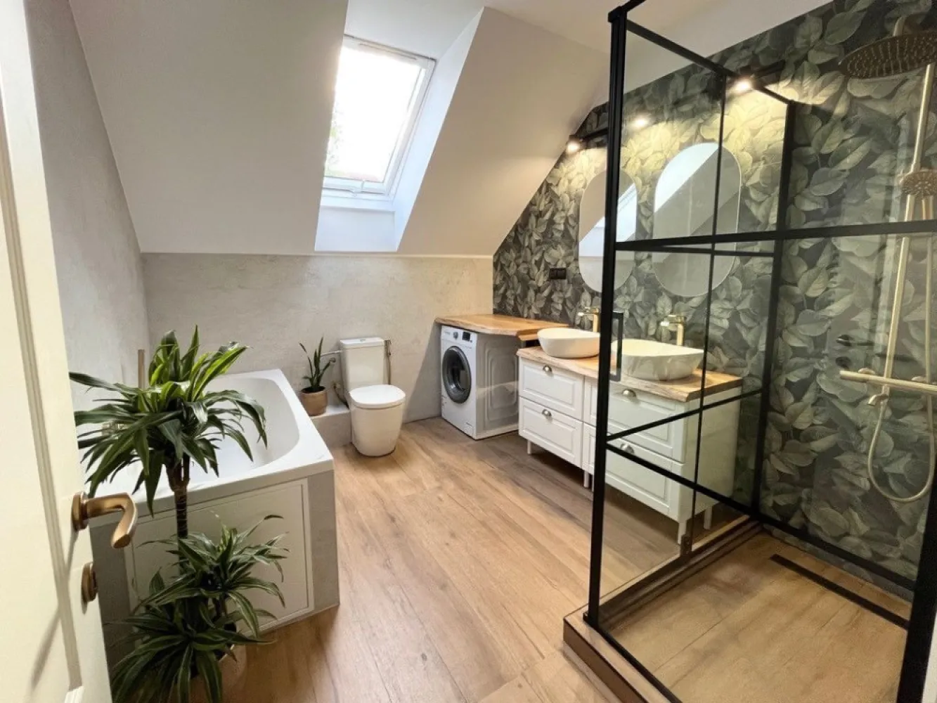 Pipera | Vila 5 Camere | Individuala | Renovata | Garaj - Va propun spre vanzare o casa primitoare, luminoasa, situata intr-un complex rezidential linistit din Pipera, cu vegetatie matura, alei interioare incapatoare, format din numai 40 de case (majoritatea individuale).

Youtube Video - Exterior: youtube.com/watch?v=CCteRBr-jWk
Youtube Video - Parter: youtube.com/watch?v=sqgVOp78U5g
Youtube Video - Etaj: youtube.com/watch?v=wQkNKOPps-w

Tip vila: individuala
P + 1E + Pod amenajat si incalzit + Garaj incalzit
An constuctie: 2007
Renovata la interior: 2023-2024 
Suprafata teren: 410 mp
Amprenta la sol: 127mp (incluzand garajul)
Suprafata totala: 180mp (incluzand garajul, terasa inchisa)

Dormitoare: 4 (transformate in 3, obtinandu-se un matrimonial de 31mp cu zona de dressing de 13 mp)
(se poate reveni foarte usor la configuratia de 4 dormitoare prin montarea unui simplu perete de rigips, fiind pastrate intrarile separate)

Parcare - 5 locuri: 
- 1 loc de parcare in curte, 1 loc de parcare in garaj, 3 locuri de parcare in fata proprietatii

Parter - 105mp:
- Living + Dining: 27mp
- Bucatarie open space: 11mp
- Dormitor/Birou: 12mp
- Baie renovata modern, cu cabina de dus: 4,5mp
- Camara/Debara/Birou: 4,5mp
- Garaj incalzit si cu sursa de apa calda/rece: 16,5mp
- Terasa inchisa cu structura de aluminiu si usi termopan glisante: 14mp
- Hol + scara: 14mp

Etaj - 73mp:
- Dormitor matrimonial cu dressing imens, obtinut din alipirea a 2 dormitoare: 31mp (+ balcon 3mp)  (poate fi restructurat inapoi in 2 dormitoare de aprox. 15mp fiecare prin montarea unui simplu perete de rigips la mijloc, fiind pastrate 2 intrari separate)
- Dormitor: 15mp (+ balcon inchis 3,7mp)
- Baie moderna cu cada, cabina de dus, 2 chiuvete, geam Velux mare: 9mp
- Hol + scara: 11mp

Pod:
- Pod incalzit, circulabil, cu 2 geamuri mici, amenajat cu parchet, lambriu pe tavan si pereti: 20mp

Curte:
- amenajata cu roluri de gazon artificial pentru o intretinere usoara si un aspect placut chiar si pe timp de iarna
- foisor + gratar de piatra
- magazie depozitare
- leagan
- pomi fructiferi: prun, par, meri, cires
- gard viu vesnic verde pe latura din spate

Proprietatea se vinde partial mobilata 
(bucatarie si bai echipate complet, canapea coltar, masa lemn facuta pe comanda + scaune dining, corp pantofar + cuier facut pe comanda, dressing de 13mp, pat matrimonial 180x200)

Dotari:
- Inlocuit parchetul in toata casa, scara interioara reconditionata
- Renovat complet ambele bai si bucataria
- Schimbat tamplaria exterioara cu profile PVC Salamander GreenEvolution clasa A cu 6 camere de izolare 
- 4 aparate de aer conditionat
- Sistem de supraveghere video cu 8 camere
- Sistem de alarma
- Put propriu in curte, pe langa posibilitatea conectarii la statia generala de pompe a cartierului
- Centrala termica Vaillant + boiler 120 litri

Zona:
- Localizata in renumita zona Pipera pe Strada Vasile Alecsandri, ferita de zgomotul produs de trafic
- Complex de vile securizat, loc de joaca pentru copii
- Cartier aerisit, alei interioare late, avand si avantajul vegetatiei mature
- Vecinii sunt de buna calitate, iar linistea si bunastarea proprietarilor sunt la ordinea zilei
- Multiple optiuni pentru gradinite si scoli intr-o raza de cativa km

Ofer si cer seriozitate.
Nu doresc repostarea anuntului, multumesc pentru intelegere!

Pentru detalii nu ezitati sa ma contactati.

Va astept cu drag la vizionare!