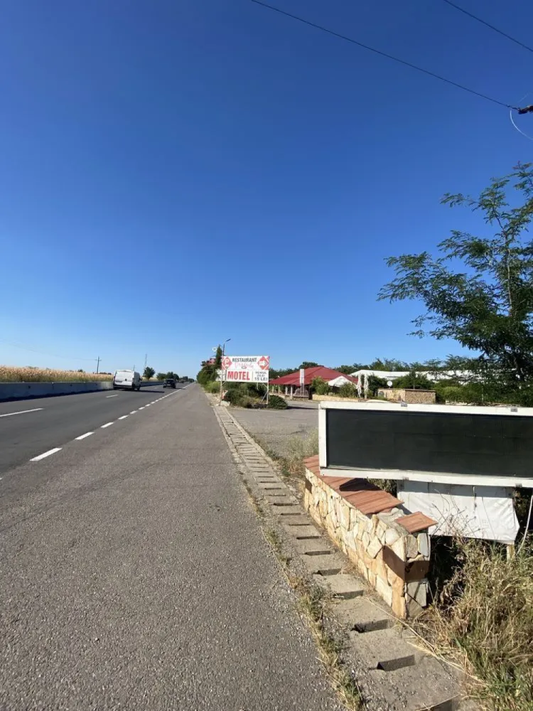 Restaurant | Complex turistic | Motel - Se vinde- 11.700 mp, 2 corpuri situate pe DN5 Giurgiu-Bucuresti,langa padurea Plopsoru la 40 de min de Bucuresti(loc foarte frumos,pretabil: camin de batrani,parcare de tiruri etc)

Fost Restaurant - salon 150 persoane,19 camere fiecare cu baie proprie,bucatarie (cu beci),separeu la subsol separat,bar.

Cladire fast food (la strada) 110 mp cu terasa exterioara, 2 grupuri sanitare + vestiar interior cu grup sanitar si dus.

2 puturi in curte,curent instalatie de 380

*Cladirile necesita renovare.

*Trafic foarte mare de masini si TIR-uri.

Schimb cu imobiliare in Giurgiu sau Bucuresti ! Nu accept variante auto ! 
Nu este implicata agentie imobiliara !