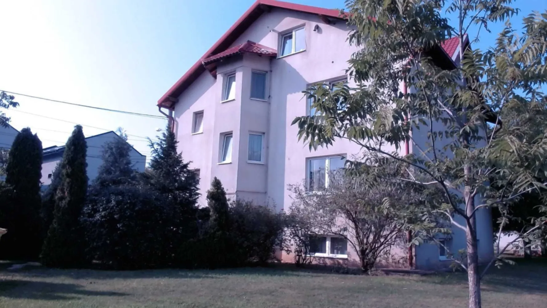Clădire Dem+P+1+M, Dantelei - Apartamente, Clinică sau Birouri, 450 mp - Str. Dantelei x Str. Alexandru Bocăneț 1, Sector 5, București, Linie autobuz: 185; cu stație în apropiere

Clădire Dem+P+1+M:
• Interior: Mobilat utilat în stare bună
• Suprafață utilă: 450 mp distribuiți pe etaje
• Spațiul poate fi transformat în:
- 4 apartamente de aproximativ 100 mp fiecare, sau
- O clinică, sau
- Birouri pentru firmă, demisolul fiind ideal pentru conferințe și festivități.

Suprafață utilă pe etaje:
• Demisol: 113,37 mp
• Parter: 115,57 mp
• Etaj: 113,69 mp
• Mansardă: 107,75 mp
• Casa este racordată la toate utilitățile

Teren aferent: 500-600mp

Se poate și închiria