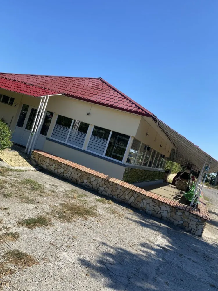 Restaurant | Complex turistic | Motel - Se vinde- 11.700 mp, 2 corpuri situate pe DN5 Giurgiu-Bucuresti,langa padurea Plopsoru la 40 de min de Bucuresti(loc foarte frumos,pretabil: camin de batrani,parcare de tiruri etc)

Fost Restaurant - salon 150 persoane,19 camere fiecare cu baie proprie,bucatarie (cu beci),separeu la subsol separat,bar.

Cladire fast food (la strada) 110 mp cu terasa exterioara, 2 grupuri sanitare + vestiar interior cu grup sanitar si dus.

2 puturi in curte,curent instalatie de 380

*Cladirile necesita renovare.

*Trafic foarte mare de masini si TIR-uri.

Schimb cu imobiliare in Giurgiu sau Bucuresti ! Nu accept variante auto ! 
Nu este implicata agentie imobiliara !