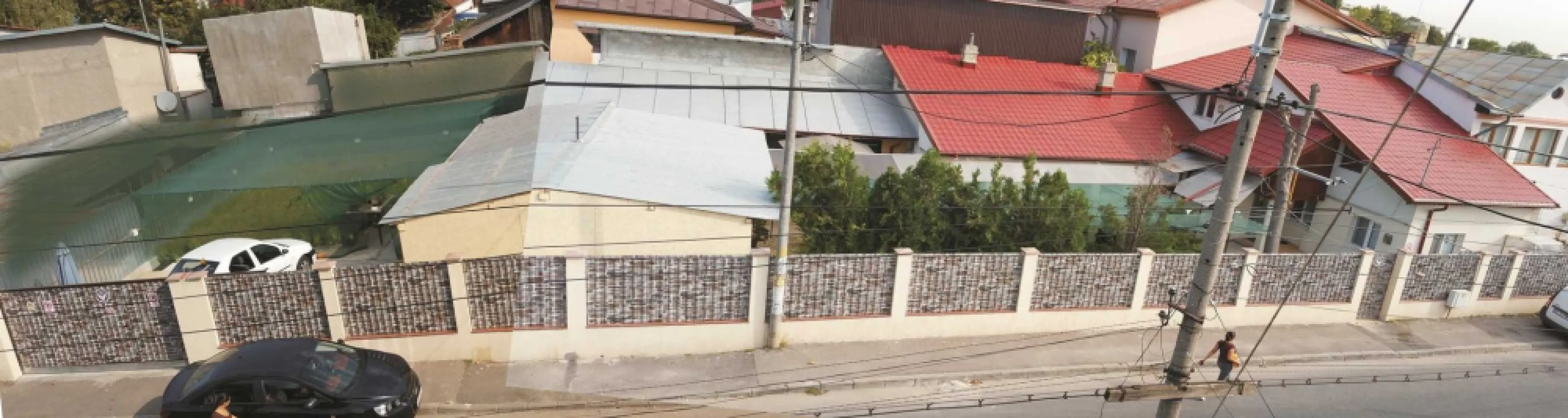 Casa cu teren 570/650 mp sect 5 Antiaeriana int. Alexandriei - Proprietar, ofer teren 570 mp situat in spatele bisericii Sf. Parascheva de la intersecția dintre Antiaeriană, Alexandriei si București-Magurele, cu casa 170 mp parter + 135 mp mansarda neamenajata, + sera beton cu piscina 75 mp cu acoperis transparent, incalzita. Mai este disponibila suplimentar o parcela de 80 mp in continuarea terenului spre vest cu constructie 100% pe toata suprafata, garaj +magazie demolabile, caz in care se mai adauga 32.000 euro la preț si pe parcela rezultata de 650 mp in total se poate demola si contrui un bloc sau alte variante de investitie/utilizare, Se poate locui, inchiria, sediu firma, sau mixt, mici spatii comerciale partial/partial locuit. Casa are doua grupuri sanitare, un dormitor, un birou, un open space de 40 mp cu 3 sectiuni -draperii, doua intrari separate, bucatarie, camara, atelier, garaj izolat cu gresie, încălzire (sala de fitness), parcare betonata pentru 10 masini in curte (momentan exista un solar demontabil pe 65 mp din parcare), bunker 8 mp, 3.5 m adancime cu acces prin curte, subsol 7 mp cu gresie, finisat. Geamuri termopan, gresie, faianta, parchet, incalzire cu 3 surse: centrala gaze, centrala lemne, aer conditionat. Necesita zugravit, mici reparatii la pereti. Curent electric, gaze, apa retea + apa put irigatie. Deschidere 37 m cu orientare spre sud, adancime teren ~15m. Doua porti de acces la extremitatile estica si vestica, una pietonala + una auto 4 m deschidere, automatizata electric cu telecomanda, include si o a doua poarta pietonala. Ofer proiect de supraetajare a constructiei actuale pentru care am obtinut autorizatie de construire dar a expirat intre timp, trebuie redepus daca se doreste supraetajare. Pretul oferit este cu eliberare in 8 luni. Se poate negocia si pentru eliberare mai repede.

In apropiere se gasesc magazine, multiple mijloace de transport in comun, parcuri,
malluri:
-Hypermarket Carrefour Alexandriei la 400 m
-Kaufland 300 m,
-10 magazine alimentare la 50 m
-Lidl Teius 800m
-Piata Rahova 1.6 km
-Piata Pucheni 2.5 km
-Carrefour Vulcan 2.6 km
-Liberty Mall 3 km
-Auchan Drumul Taberei 3 km
-Mall Afi Palace Cotroceni 3.5 km
-250 m tramvai 32 zona Unirii
-200 m autobuz 226 Piata Romana
-400 m troleibuze 91,96 Gara de Nord
-statiile de metrou Orizont si Academia Militara 3.2 km
-Parcul Carol 4.2 km
-Parcul Tineretului 4.3 km
-Gradina Botanica 4.5 km
-Parcul Izvor 4.7 km
-Parcul Cismigiu 5km
-Parcul Moghioros 5.5 km
In viitor, conform proiectelor urbanistice in desfasurare, va exista in zona si metrou pe
linia Bragadiru – Voluntari, un drum expres care va face legatura cu strada Brasov din cartierul Drumul Taberei iar soseaua Bucuresti-Magurele se va extinde pe patru benzi asa cum este deja in segmentul din Magurele.
Proprietatea are cadastru si intabulare. Mai multe detalii si fotografii la cerere.