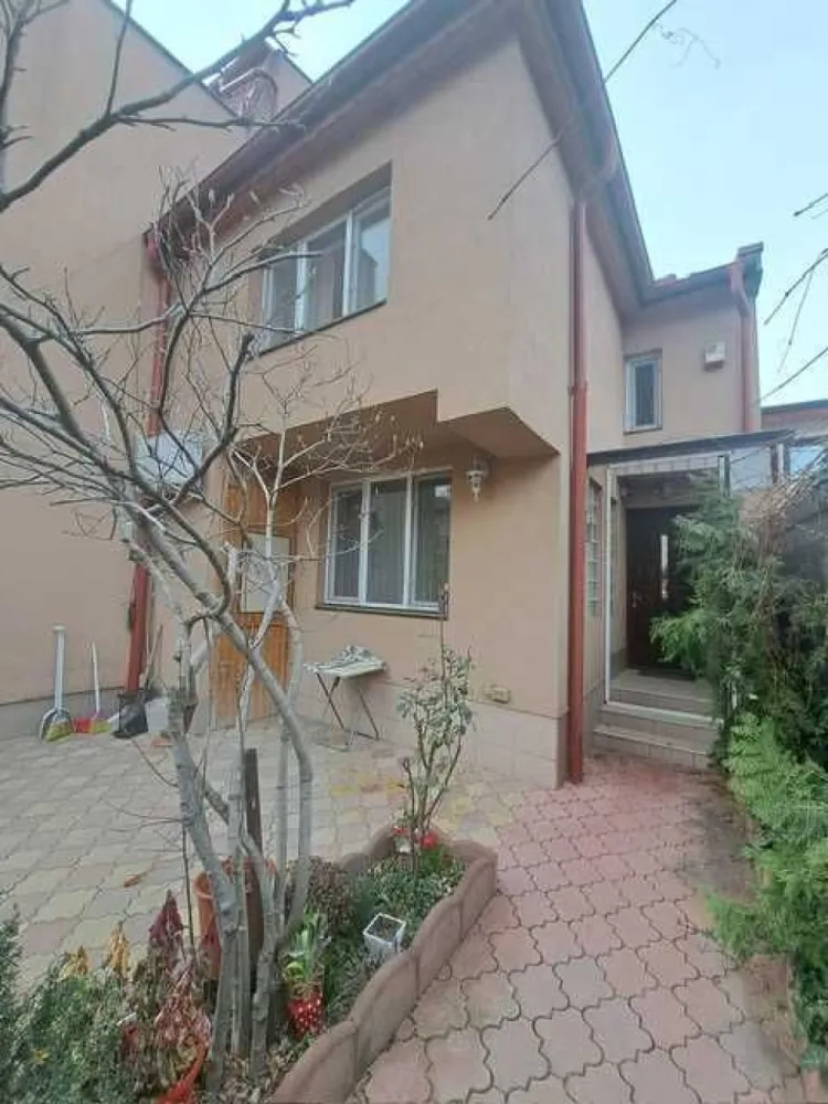 Vila, 2005, 3 camere, 2 bai in Piata Muncii - Vila constructie 2005, caramida porotherm, 3 camere, P +1, SU 110mp, curte 60 mp, 1 toaleta servciu si o baie cu toaleta.
Utilata complet, semi-mobilata. Incalzire centrala pe gaze. Cate o unitate AC la fiecare etaj; centrala pe gaze 2023; Plase tantari; gresie, parchet stratificat. Posibilitate parcare 2+ masini / motociclete
Vila este excelenta pentru locuit / birouri; asezata intr-o locatie centrala: la 2 minute pe jos de intersectia Piata Muncii; 1 minut de mers pe jos la Metrou; 1 minut de orice transport in comun; 5 minute de Parcul Lia Manoliu; 10 minute de Stadionul National. Magazine, scoli, spitale, la o distanta de cateva minute de mers pe jos.