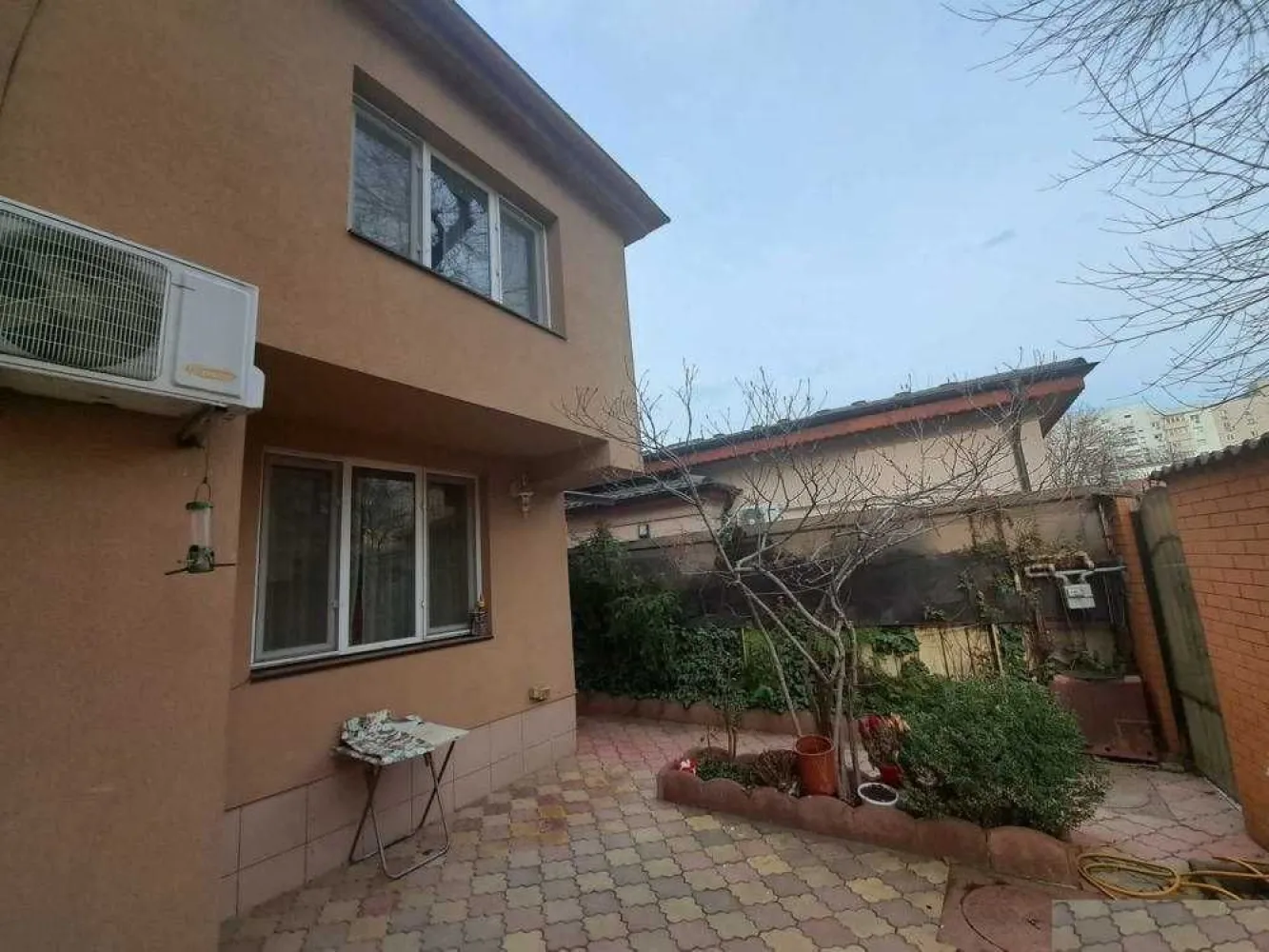Vila, 2005, 3 camere, 2 bai in Piata Muncii - Vila constructie 2005, caramida porotherm, 3 camere, P +1, SU 110mp, curte 60 mp, 1 toaleta servciu si o baie cu toaleta.
Utilata complet, semi-mobilata. Incalzire centrala pe gaze. Cate o unitate AC la fiecare etaj; centrala pe gaze 2023; Plase tantari; gresie, parchet stratificat. Posibilitate parcare 2+ masini / motociclete
Vila este excelenta pentru locuit / birouri; asezata intr-o locatie centrala: la 2 minute pe jos de intersectia Piata Muncii; 1 minut de mers pe jos la Metrou; 1 minut de orice transport in comun; 5 minute de Parcul Lia Manoliu; 10 minute de Stadionul National. Magazine, scoli, spitale, la o distanta de cateva minute de mers pe jos.