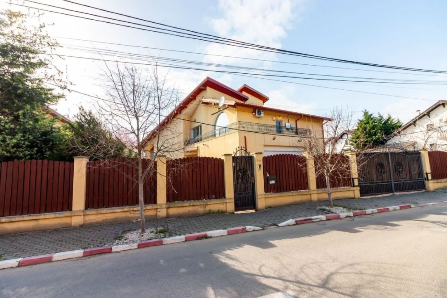 Pipera, str Alexandru cel bun nr. 34B - Parter: hol la intrare, bucatarie, dining, living, dressing, grup sanitar cu dus, camera pentru birou, garaj pentru 2 masini, camera tehnica, subsol. Etaj: dormitor matrimonial cu dressing si baie, 2 dormitoare cu bai separate si pe mezanin o camera. Proprietatea are in curte piscina si 2 anexe pentru diverse. Iesire la 2 strazi.