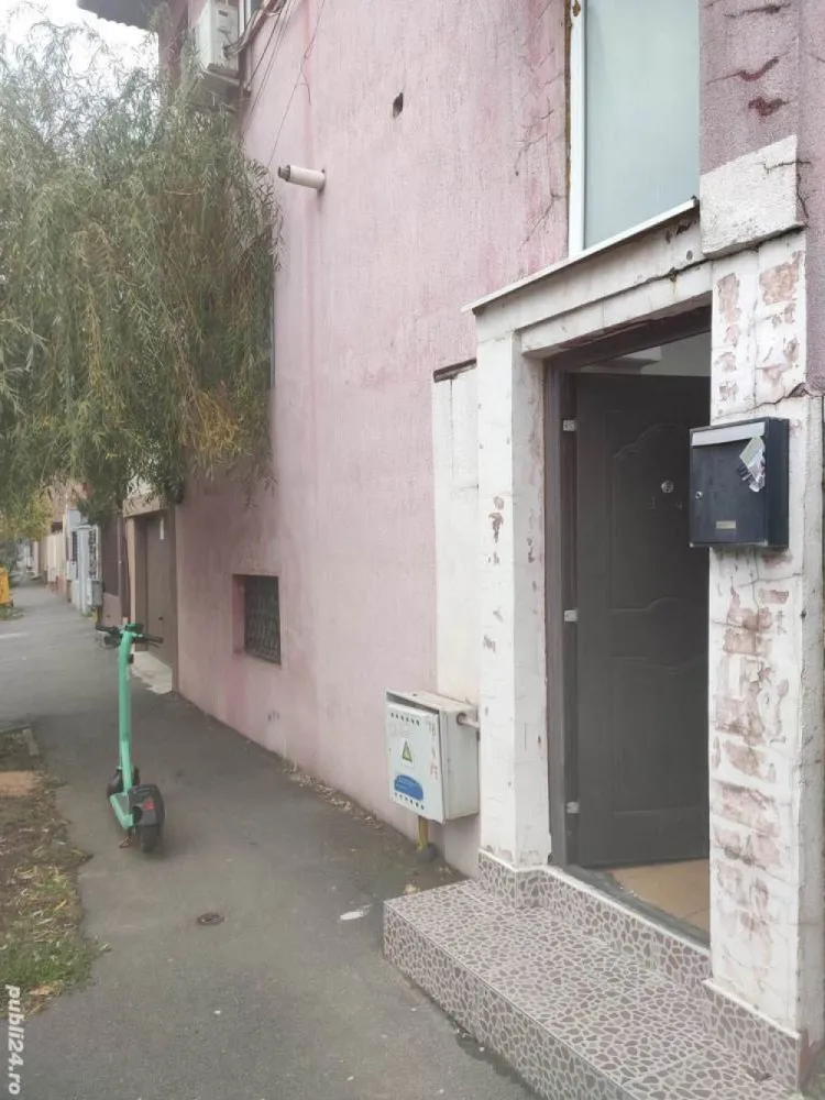 Vând casă vilă renovabilă Băneasa - Vând casă vilă renovabilă Băneasa fară curte
Wc la parter și la etaj, 3 camere la etaj, două la parter și un hol mare, scară interioară, terasă 13,89 mp. Zonă liniștită în apropierea lacului și a universității Bioterra. Aproape de autobuz.
Direct de la proprietar, exclus intermediar. Prefer contactul în scris pe whatsapp.

Amprenta la sol 89,24 mp
Demisol 17,52 mp
Suprafața desfășurată a construcției (suprafață utilă) 135,13 mp
An finalizare construcție 2000
Suprafață teren 82 mp