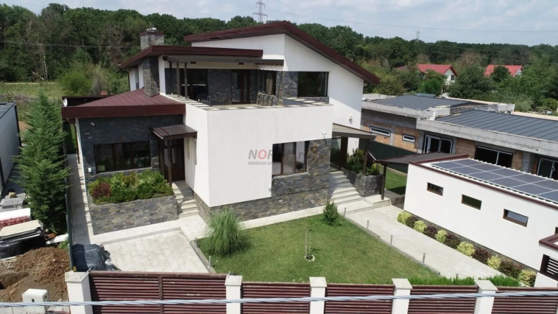 Balotesti vila de lux 8 camere, 450mp utili, la 20 min de Bucuresti - Va oferim o vila deosebita cu 8 camere avand o suprafata utila de 450mp, situata in Balotesti la 20 minute de Bucuresti.

Structura: Beton + caramida + polistiren + izolatie sarpanta cu celuloza
Teren: 1.000 mp

Avantajele vilei sunt:
-Pompa de caldura apa-apa Nibe Suedia 15 KW
-Design special exterior cat si interior
-Sistem de alarma exterior/interior
-Incalzire/racire in pardoseala 
-Panouri fotovoltaice (4,5 kW)
-Supraveghere video
-Semineu marmura
-Statii filtrare apa
-Curent trifazic
-Aspersoare
-Put (35m)

Imobilul este alcatuit din:
-3 Dormitoare cu baie si dressing propriu
-2 Dormitoare oaspeti
-Living parter (130mp)
-Living etaj (75mp)
-Spatii depozitare
-Camera tehnica
-Bucatarie
-Debara
-Terasa
- Birou
-2 Bai

Anexe:
-Camera de depozitare
-Foisor
-Garaj
-Baie

Se vinde mobilat si utilat cum se vede in poze.
Pentru mai multe imagini va asteptam la noi pe site.