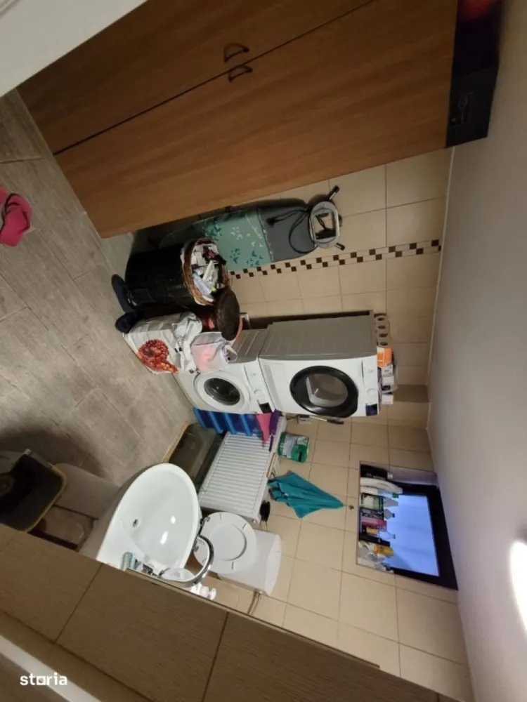 Cotroceni! Vand 530.000 Eur / Inchiriez 1450 eur, vila singur curte. - Persoana fizica 
, fara alti proprietari sau spatii comune
 (ideal pentru firma sau locuit+spatiu lucrativ), vila  compusa din D+3 etaje (plus pod nelocuibil), zona fara zgomote.Este compartimentata sub forma unui apartament (3 camere) pe fiecare etaj (parter, etaj 1 si etaj 2, suprafata construita pe etaj aprox 60mp), iar la demisol se afla zona de bucatarie+living. Pe fiecare etaj exista baie proprie (inclusiv la demisol).Exista aere conditionate, centrala termica proprie, camerele sunt inalte si spatioase, foarte bine compartimentate atat pentru locuit, cat si pentru închiriat. Curtea este compusa din doua terase, una fiind spre strada, iar cealalta in spatele casei. Accesul la terase este facut atat de la demisol, cat si de la parter. Etajul 1 dispune de un balcon generos (deasupra terasei din spatele casei), aprox. 10mp. 
, fiind gata pentru vanzare sau inchiriere si predare catre noul proprietar/chirias.Distanta de mers pe jos:-Gradina Botanica (4minute)-Universitatea Carol Davila (4 minute)-Spitalul Universitar (4 minute)-Palatul Cotroceni (4 minute)-Metrou Eroilor (8 minute)-Piata Eroilor (8 minute).