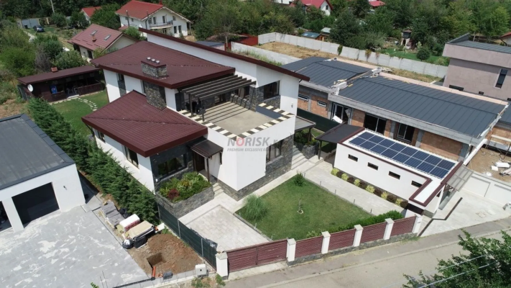 Balotesti vila de lux 8 camere, 450mp utili, la 20 min de Bucuresti - Va oferim o vila deosebita cu 8 camere avand o suprafata utila de 450mp, situata in Balotesti la 20 minute de Bucuresti.

Structura: Beton + caramida + polistiren + izolatie sarpanta cu celuloza
Teren: 1.000 mp

Avantajele vilei sunt:
-Pompa de caldura apa-apa Nibe Suedia 15 KW
-Design special exterior cat si interior
-Sistem de alarma exterior/interior
-Incalzire/racire in pardoseala 
-Panouri fotovoltaice (4,5 kW)
-Supraveghere video
-Semineu marmura
-Statii filtrare apa
-Curent trifazic
-Aspersoare
-Put (35m)

Imobilul este alcatuit din:
-3 Dormitoare cu baie si dressing propriu
-2 Dormitoare oaspeti
-Living parter (130mp)
-Living etaj (75mp)
-Spatii depozitare
-Camera tehnica
-Bucatarie
-Debara
-Terasa
- Birou
-2 Bai

Anexe:
-Camera de depozitare
-Foisor
-Garaj
-Baie

Se vinde mobilat si utilat cum se vede in poze.
Pentru mai multe imagini va asteptam la noi pe site.