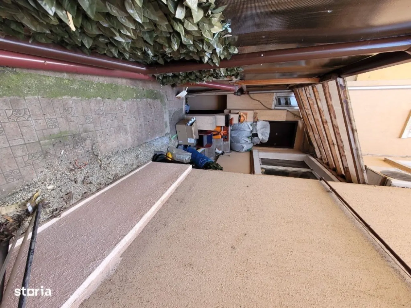 Cotroceni! Vand 530.000 Eur / Inchiriez 1450 eur, vila singur curte. - Persoana fizica 
, fara alti proprietari sau spatii comune
 (ideal pentru firma sau locuit+spatiu lucrativ), vila  compusa din D+3 etaje (plus pod nelocuibil), zona fara zgomote.Este compartimentata sub forma unui apartament (3 camere) pe fiecare etaj (parter, etaj 1 si etaj 2, suprafata construita pe etaj aprox 60mp), iar la demisol se afla zona de bucatarie+living. Pe fiecare etaj exista baie proprie (inclusiv la demisol).Exista aere conditionate, centrala termica proprie, camerele sunt inalte si spatioase, foarte bine compartimentate atat pentru locuit, cat si pentru închiriat. Curtea este compusa din doua terase, una fiind spre strada, iar cealalta in spatele casei. Accesul la terase este facut atat de la demisol, cat si de la parter. Etajul 1 dispune de un balcon generos (deasupra terasei din spatele casei), aprox. 10mp. 
, fiind gata pentru vanzare sau inchiriere si predare catre noul proprietar/chirias.Distanta de mers pe jos:-Gradina Botanica (4minute)-Universitatea Carol Davila (4 minute)-Spitalul Universitar (4 minute)-Palatul Cotroceni (4 minute)-Metrou Eroilor (8 minute)-Piata Eroilor (8 minute).