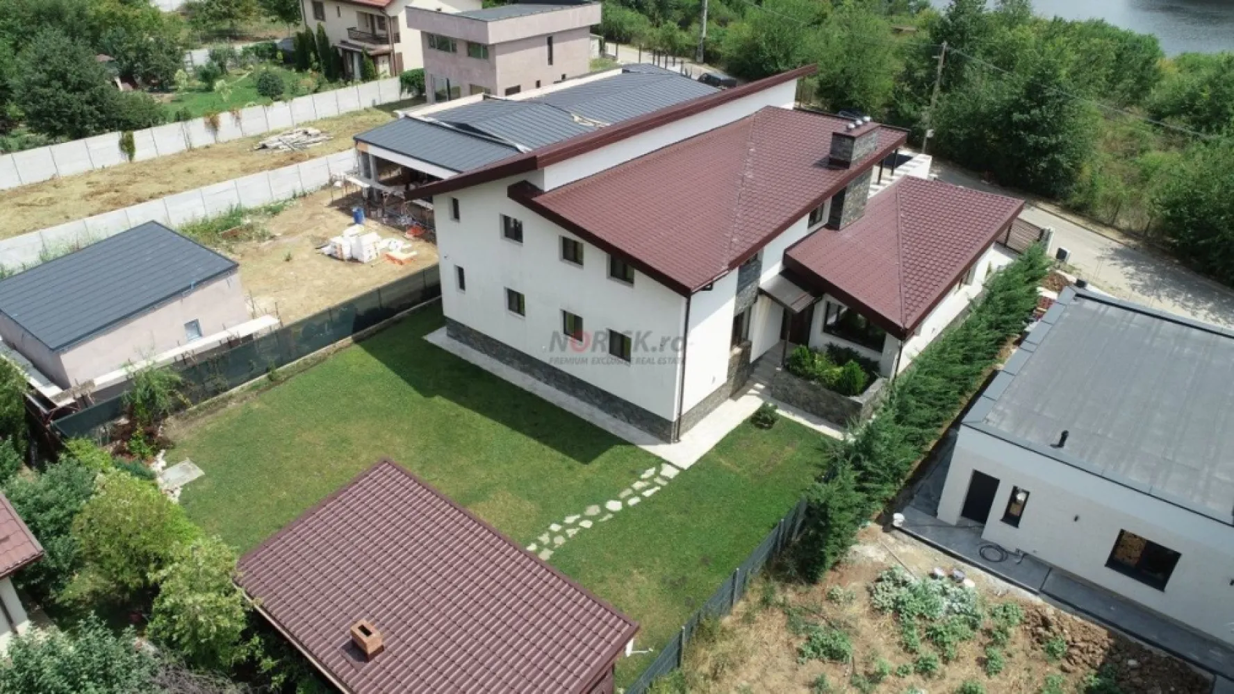 Balotesti vila de lux 8 camere, 450mp utili, la 20 min de Bucuresti - Va oferim o vila deosebita cu 8 camere avand o suprafata utila de 450mp, situata in Balotesti la 20 minute de Bucuresti.

Structura: Beton + caramida + polistiren + izolatie sarpanta cu celuloza
Teren: 1.000 mp

Avantajele vilei sunt:
-Pompa de caldura apa-apa Nibe Suedia 15 KW
-Design special exterior cat si interior
-Sistem de alarma exterior/interior
-Incalzire/racire in pardoseala 
-Panouri fotovoltaice (4,5 kW)
-Supraveghere video
-Semineu marmura
-Statii filtrare apa
-Curent trifazic
-Aspersoare
-Put (35m)

Imobilul este alcatuit din:
-3 Dormitoare cu baie si dressing propriu
-2 Dormitoare oaspeti
-Living parter (130mp)
-Living etaj (75mp)
-Spatii depozitare
-Camera tehnica
-Bucatarie
-Debara
-Terasa
- Birou
-2 Bai

Anexe:
-Camera de depozitare
-Foisor
-Garaj
-Baie

Se vinde mobilat si utilat cum se vede in poze.
Pentru mai multe imagini va asteptam la noi pe site.