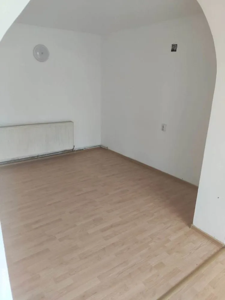 Vând casă vilă renovabilă Băneasa - Vând casă vilă renovabilă Băneasa fară curte
Wc la parter și la etaj, 3 camere la etaj, două la parter și un hol mare, scară interioară, terasă 13,89 mp. Zonă liniștită în apropierea lacului și a universității Bioterra. Aproape de autobuz.
Direct de la proprietar, exclus intermediar. Prefer contactul în scris pe whatsapp.

Amprenta la sol 89,24 mp
Demisol 17,52 mp
Suprafața desfășurată a construcției (suprafață utilă) 135,13 mp
An finalizare construcție 2000
Suprafață teren 82 mp
