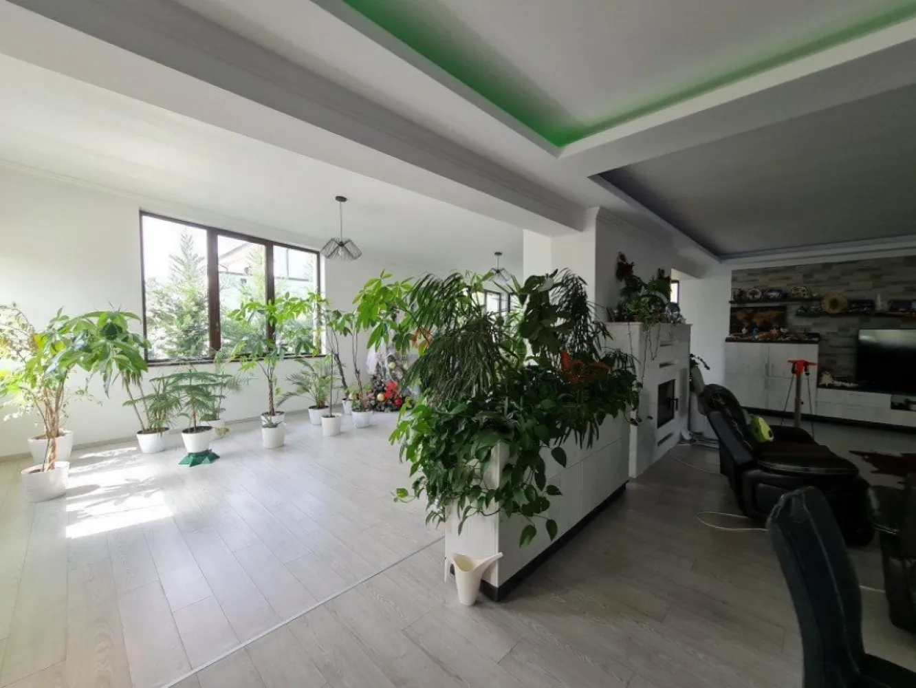 Balotesti vila de lux 8 camere, 450mp utili, la 20 min de Bucuresti - Va oferim o vila deosebita cu 8 camere avand o suprafata utila de 450mp, situata in Balotesti la 20 minute de Bucuresti.

Structura: Beton + caramida + polistiren + izolatie sarpanta cu celuloza
Teren: 1.000 mp

Avantajele vilei sunt:
-Pompa de caldura apa-apa Nibe Suedia 15 KW
-Design special exterior cat si interior
-Sistem de alarma exterior/interior
-Incalzire/racire in pardoseala 
-Panouri fotovoltaice (4,5 kW)
-Supraveghere video
-Semineu marmura
-Statii filtrare apa
-Curent trifazic
-Aspersoare
-Put (35m)

Imobilul este alcatuit din:
-3 Dormitoare cu baie si dressing propriu
-2 Dormitoare oaspeti
-Living parter (130mp)
-Living etaj (75mp)
-Spatii depozitare
-Camera tehnica
-Bucatarie
-Debara
-Terasa
- Birou
-2 Bai

Anexe:
-Camera de depozitare
-Foisor
-Garaj
-Baie

Se vinde mobilat si utilat cum se vede in poze.
Pentru mai multe imagini va asteptam la noi pe site.