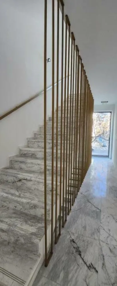 Vila de Vanzare zona Dorobanti - Vila deosebita din punct de vedere arhitectural disponibila spre vanzare chiar in centrul Bucurestiului, zona Dorobanti, sector 1. 

- Vila dispune de o compartimentare extrem de eficienta Subsol + Parter + 4 Etaje.
- Vila dispune de compartimentare efectuata pe fiecare etaj, de lift si scara interioara ce permite accesul atat la subsol cat si la toate etajele locatiei.
- Vila dispune de lumina naturala, datorita designului proiectului si este ideala pentru magazine de retail, magazine de bijuterii, magazine branduri premium datorita locatiei de asemenea este ideala pentru showroom sau reprezentanta sediu headquarter companie internationala. De asemenea, se preteaza si pentru companii de servicii, saloane de infrumusetare, companii de servicii financiare, clinici sau saloane medicale.
- Accesul in locatie se desfasoara direct din bulevard, acces pietonal extrem de facil si zona este foarte aglomerata si populata pe intreg parcursul zilei. 
- Suprafata din fata proiectului este extrem de accesata pietonal, plin de trafic pedestrian precum si vizibilitatea la bulevard este excelenta. 
- Proiectul este ideal pentru achizitie ca investitie - zona este ideala pentru reprezentanta magazin, showroom, spatiu birouri, companii de servicii, saloane de infrumusetare, companii de prestari servicii educationale, cabinete medicale. 

Suntem disponibili la vizionari atat pe timp de zi cat si seara. 
Traficul este intens atat pedestrian cat si traficul auto in fata locatiei.
Proiect ideal in centrul Bucurestiului, disponibilitate imediata, predare imediata.
Telefon direct proprietar Cezarina Stamate -