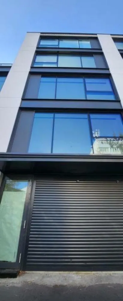 Vila de Vanzare zona Dorobanti - Vila deosebita din punct de vedere arhitectural disponibila spre vanzare chiar in centrul Bucurestiului, zona Dorobanti, sector 1. 

- Vila dispune de o compartimentare extrem de eficienta Subsol + Parter + 4 Etaje.
- Vila dispune de compartimentare efectuata pe fiecare etaj, de lift si scara interioara ce permite accesul atat la subsol cat si la toate etajele locatiei.
- Vila dispune de lumina naturala, datorita designului proiectului si este ideala pentru magazine de retail, magazine de bijuterii, magazine branduri premium datorita locatiei de asemenea este ideala pentru showroom sau reprezentanta sediu headquarter companie internationala. De asemenea, se preteaza si pentru companii de servicii, saloane de infrumusetare, companii de servicii financiare, clinici sau saloane medicale.
- Accesul in locatie se desfasoara direct din bulevard, acces pietonal extrem de facil si zona este foarte aglomerata si populata pe intreg parcursul zilei. 
- Suprafata din fata proiectului este extrem de accesata pietonal, plin de trafic pedestrian precum si vizibilitatea la bulevard este excelenta. 
- Proiectul este ideal pentru achizitie ca investitie - zona este ideala pentru reprezentanta magazin, showroom, spatiu birouri, companii de servicii, saloane de infrumusetare, companii de prestari servicii educationale, cabinete medicale. 

Suntem disponibili la vizionari atat pe timp de zi cat si seara. 
Traficul este intens atat pedestrian cat si traficul auto in fata locatiei.
Proiect ideal in centrul Bucurestiului, disponibilitate imediata, predare imediata.
Telefon direct proprietar Cezarina Stamate -