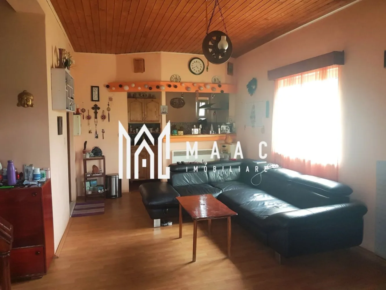 Casa de vacanta I Curte | Balcon | Terasa | Sibiel - MAAC Imobiliare vă prezintă o oportunitate unică de achiziție a unei case de vacanță situate în pitorescul Sibiel. Această proprietate se remarcă prin confortul oferit și poziționarea într-o zonă liniștită, perfectă pentru relaxare.

Regim de înălțime: P+M
Compartimentare: la parter-living spațios, bucătărie, baie complet utilată, hol, cămară, casa scării, terasă de 12 mp și terasă de 20 mp;
 la etaj-dormitor principal (25 mp), dormitor secundar (10 mp), dormitor adițional (6 mp), două balcoane de câte 6 mp fiecare.
Există și posibilitatea de a amenaja o pivniță sub casă, ideală pentru depozitare suplimentară sau alte utilități.

Izolație: Vată de sticlă și polistiren
Finisaje interioare: Pereți din rigips, tavan îmbrăcat în lambriuri, ferestre și uși termopan

Utilități și dotări:
Încălzire pe lemn prin șemineu, cu posibilitatea de a opta pentru încălzire electrică. 
Toate utilitățile sunt disponibile, iar conectarea la rețeaua de gaz este planificată pentru septembrie. 

Se vinde mobilată și utilată complet.

Această proprietate este perfectă pentru cei care doresc să scape de agitația urbană și să se bucure de confortul unei case bine izolate și complet echipate. 

Pentru mai multe detalii și pentru a programa o vizionare, vă rugăm să ne contactați și să specificați ID-ul anunțului: ID:CP2779258