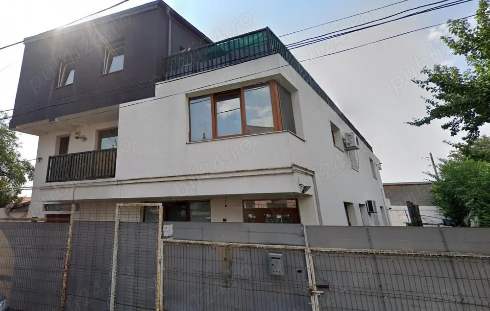 BLOC cu 3 apartamente de 2 camere si 3 garsoniere, DECOMANDATE - SE VINDE INTREGUL BLOC CARE ESTE PRETABIL A FI LOCUIT DE O FAMILIE COMPUSA DIN 3 GENERATII DEOARECE FIECARE ETAJ ARE ACCES INDEPENDENT DIN SCARA BLOCULUI

PE FIECARE ETAJ ESTE UN APARTAMENT CU 3 CAMERE, 2 BAI SI O BUCATARIE.

PARTERUL SI ETAJUL 1 SUNT FINISATE LA CHEIE SI MOBILATE SI UTILATE COMPLET IAR ETAJUL 2 ESTE LA STADIUL DE GRI.

Avem placerea sa va supunem atentiei un bloc de apartamente situat pe o strada linistita, din zona Soseaua Chitila, in imediata apropiere fata de str Mezes ( 3 minute de mers pana la mijloacele de transport in comun). Strada este lipsita de trafic auto.

Ideal afacere, se preteaza si pentru pensiune hostel azil batrani after-school gradinita.

In zona exista variate optiuni de centre comerciale, dintre care le amintim pe cele mai apropiate: Mega Image (la 5 minute), Mall Coloseum la 15 minute (de mers pe jos), Leroy Merlin etc.

In curte se pot parca 3 masini.

Se poate vinde si inchiriata, cu un contract inchis pe o perioada de 3 ani si o chirie lunara de 4.000 euro luna, avand pretul de 400.000 euro.

Imobilul a fost proiectat ca si imobil rezidential, impartit astfel:

- La parter, un apartament cu 2 camere, cu bucatarie deschisa, avand o terasa de 80mp si o garsoniera de 35 mp, cu o terasa de 15mp, ambele sunt decomandate)
- La etajul 1, 2 apartamente de 2 camere decomandate, cu o suprafata de 50mp utili fiecare, ambele avand si balcon.
- La etajul 2 sunt 2 garsoniere, cu o suprafata de 35 mp utili fiecare, plus o terasa de 52mp, care poate fi impartita in 2.

Sau poate fi compartimentat si intr-o alta varianta, dupa cum urmeaza:

-Parter: Apartament de 3 camere decomandat (89mp utili), avand 2 bai si o terasa de 120mp, in folosinta exclusiva.
- Etaj 1: Apartament de 4 camere (102 mp utili), cu 2 bai si 2 balcoane (11mp + 3mp).
Etajul 2: Apartament de 2 camere (70 mp utili), plus 52mp terasa.

Finisajele sunt de cea mai buna calitate.

Este izolata cu polistiren de 10cm.

Se poate vinde si partial (minimum 3-4 apartamente).

Accept variante imobiliare.

Acte pregatite pentru vanzare.

Pentru detalii suplimentare si programarea unei vizionari, contactati-ne la numarul din anunt!