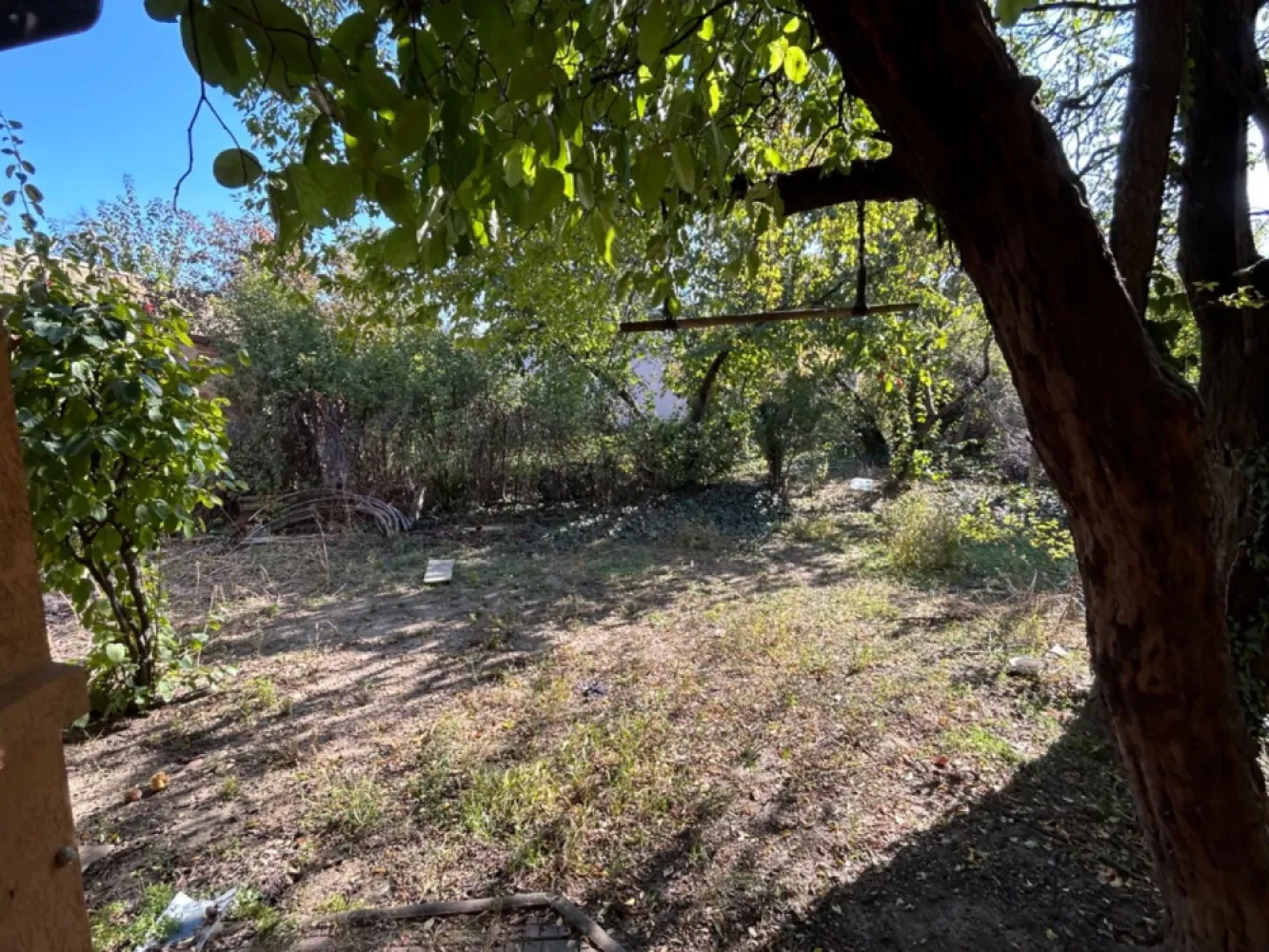 Teren 480 cu casa de 3 camere demolabila ( sau renovabila) sector 1 - Teren 480 mp situat intr-o zona liniștita de case și locuințe colective de maxim 2 etaje , Str Renașterii , sector 1, ( piața 16 februarie, sos Chitilei, Pod Constanța, Bucureștii Noi)
 Pe tren este construită o casă cu o suprafață de aproximativ 80 mp, cu pivniță și toate utilitățile, renovabila sau demolabila în funcție de dorința fiecăruia
 Terenul se încadrează din punct de vedere urbanistic în zona L1c cu un POT de 45 % și un CUT de 1,3.