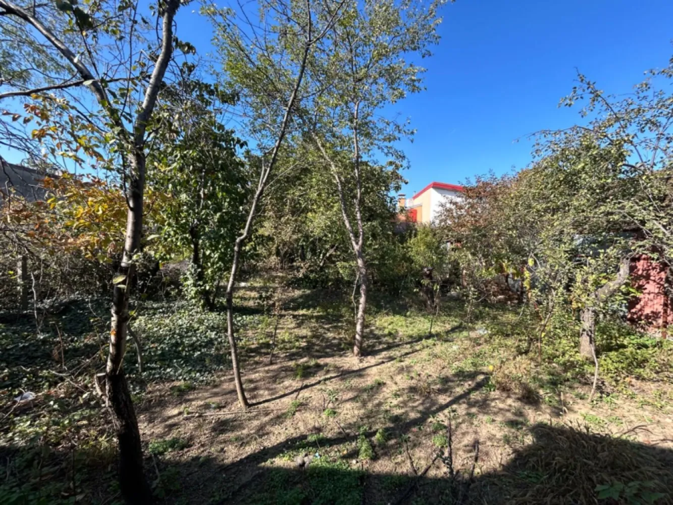 Teren 480 cu casa de 3 camere demolabila ( sau renovabila) sector 1 - Teren 480 mp situat intr-o zona liniștita de case și locuințe colective de maxim 2 etaje , Str Renașterii , sector 1, ( piața 16 februarie, sos Chitilei, Pod Constanța, Bucureștii Noi)
 Pe tren este construită o casă cu o suprafață de aproximativ 80 mp, cu pivniță și toate utilitățile, renovabila sau demolabila în funcție de dorința fiecăruia
 Terenul se încadrează din punct de vedere urbanistic în zona L1c cu un POT de 45 % și un CUT de 1,3.
