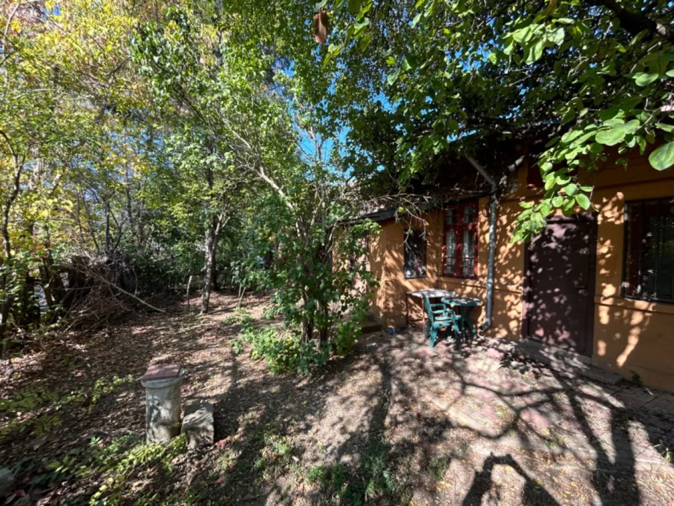 Teren 480 cu casa de 3 camere demolabila ( sau renovabila) sector 1 - Teren 480 mp situat intr-o zona liniștita de case și locuințe colective de maxim 2 etaje , Str Renașterii , sector 1, ( piața 16 februarie, sos Chitilei, Pod Constanța, Bucureștii Noi)
 Pe tren este construită o casă cu o suprafață de aproximativ 80 mp, cu pivniță și toate utilitățile, renovabila sau demolabila în funcție de dorința fiecăruia
 Terenul se încadrează din punct de vedere urbanistic în zona L1c cu un POT de 45 % și un CUT de 1,3.