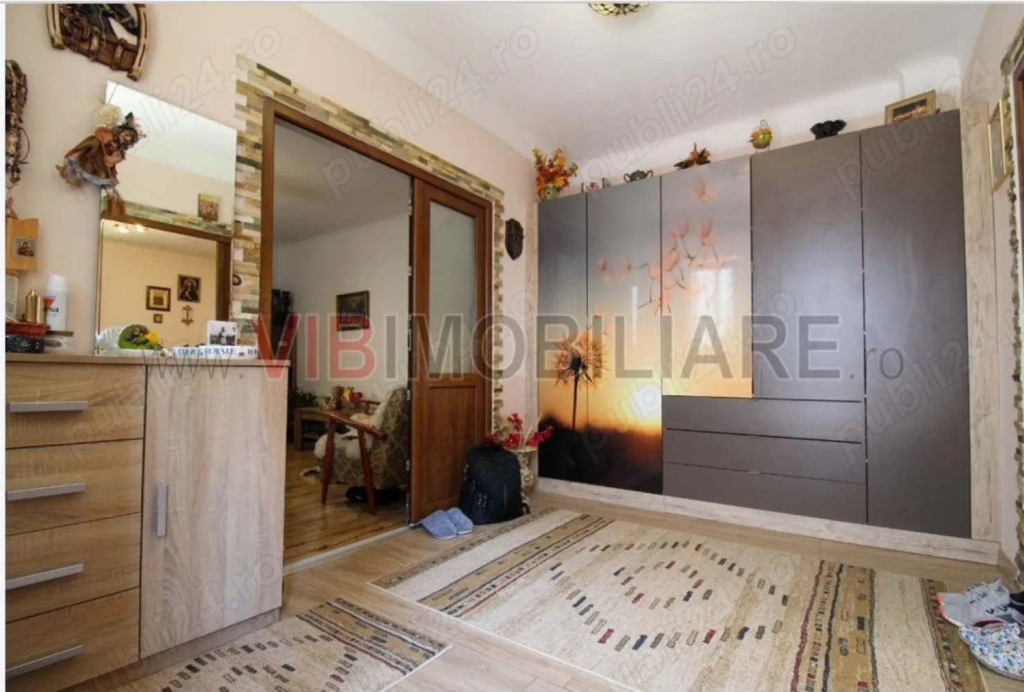 Casa de vânzare Bucureștii Noi. - Casa de vânzare parc Bazilescu, piața 16 februarie. 4camere baie bucătărie, garaj. Locuri de parcare.