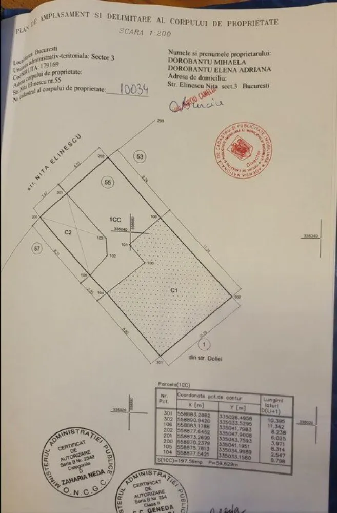 Vând casa zona Mihai Bravu - Vând casa cu teren, suprafaţă totală aproximativ 200 de metri, la 5minute de staţia de metrou Mihai Bravu. Casă are o amprenta la sol de aproximativ 100 de metri şi este compusa din 3 camere şi o bucătărie open space. Are toate utilităţile (apa, canalizare, gaz, electricitate). Casă nu este noua, noi locuim în prezent în ea, iar în decursul timpului s-au adus unele îmbunătăţiri (termopane, centrala, izolare exterioara, curte pavata). 
Pentru mai multe detalii va aşteptăm la vizionare.
