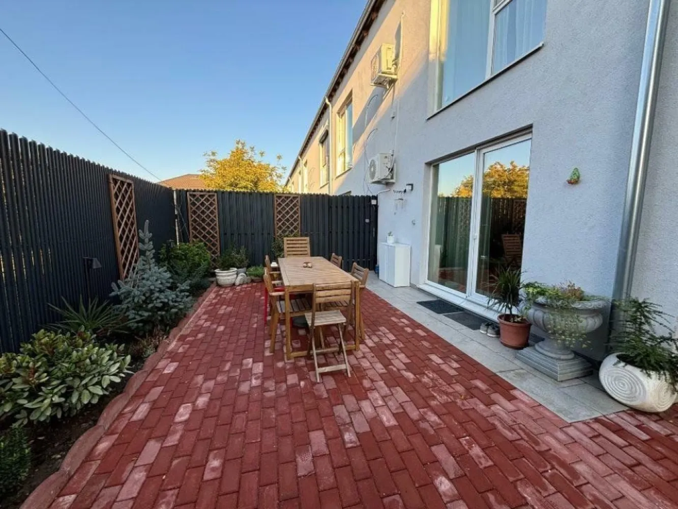 Casa 4 camere Colentina Proiect Finalizat - Ansamblul rezidential este format din 10 case insiruite. Zona in care se afla este una foarte linistita, fiind o zona de case.

Foarte bine conectat de restul orasului fiind aproape de Autostrada A3 si de Tramvaiul 21.

Casa este compusa din Parter, Etaj si Mansarda, avand un total de 145mp.

Parter: Hol intrare, Bucatarie open space, Living cu acces spre curtea de 27mp si o baie de serviciu.
Etaj: 2 Dormitoare,de 18.5 si 16.5 mp. Cel mare are baie proprie, celalalt dispune de baie pe hol.
Mansarda este un spatiu luminos open space cu baie proprie si cu acces spre o terasa proprie.
Casele sunt finalizate si se vand complet finisate, deci sunt perfecte pentru cine cauta o casa gata de mutat.
 Incalzirea se face folosind o centrala pe gaz si incalzirea este in pardoseala. Geamurile sunt tripan.
Mobilierul din fotografii este cu titlu de prezentare, casele se vand nemobilate. Pretul afisat este final, nu se adauga TVA.